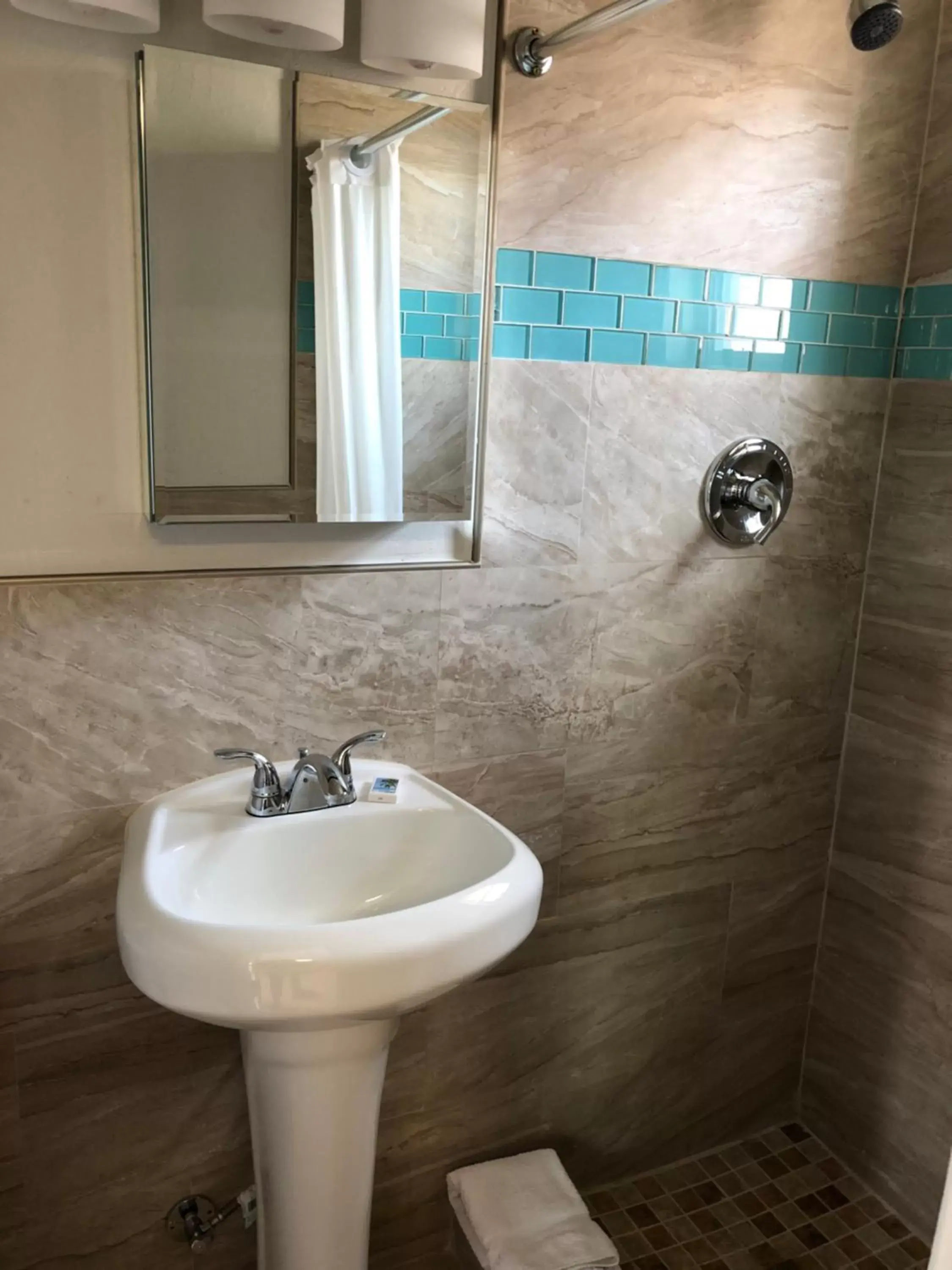Bathroom in Glades Motel - Naples