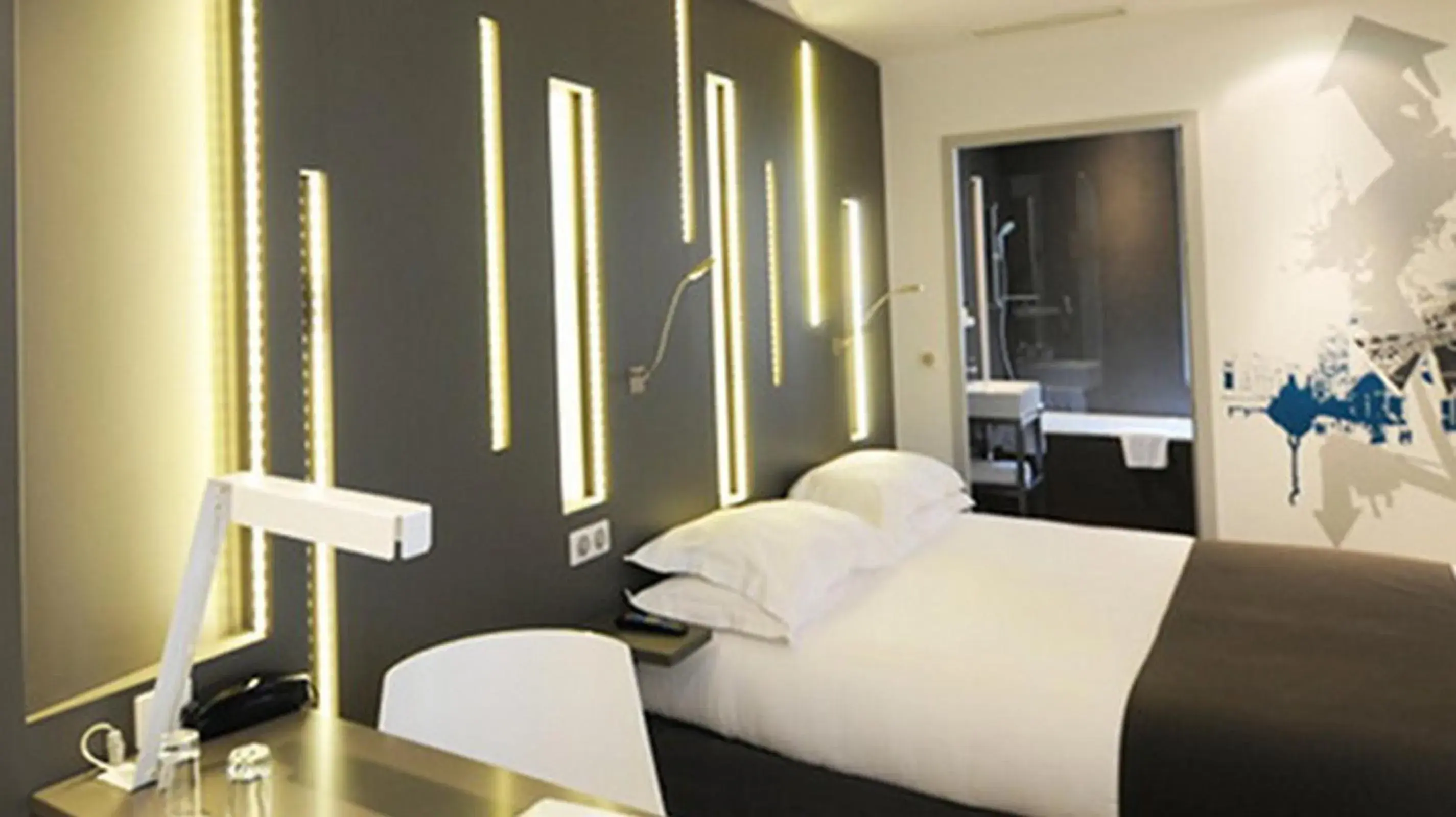 Bed, Bathroom in Arc De Triomphe Etoile Hotel