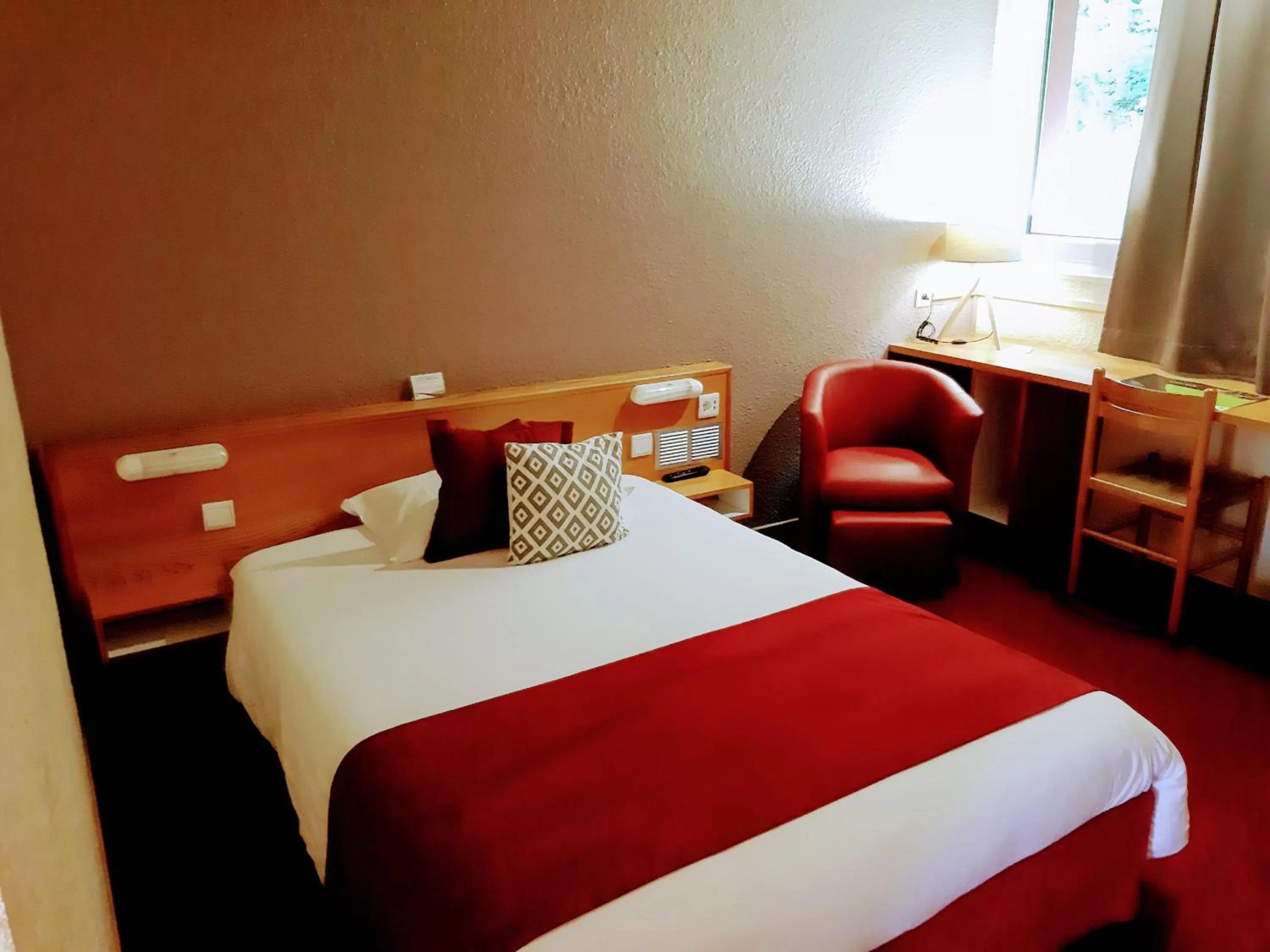 Bed in Logis Hôtel Atrium Epinal Golbey