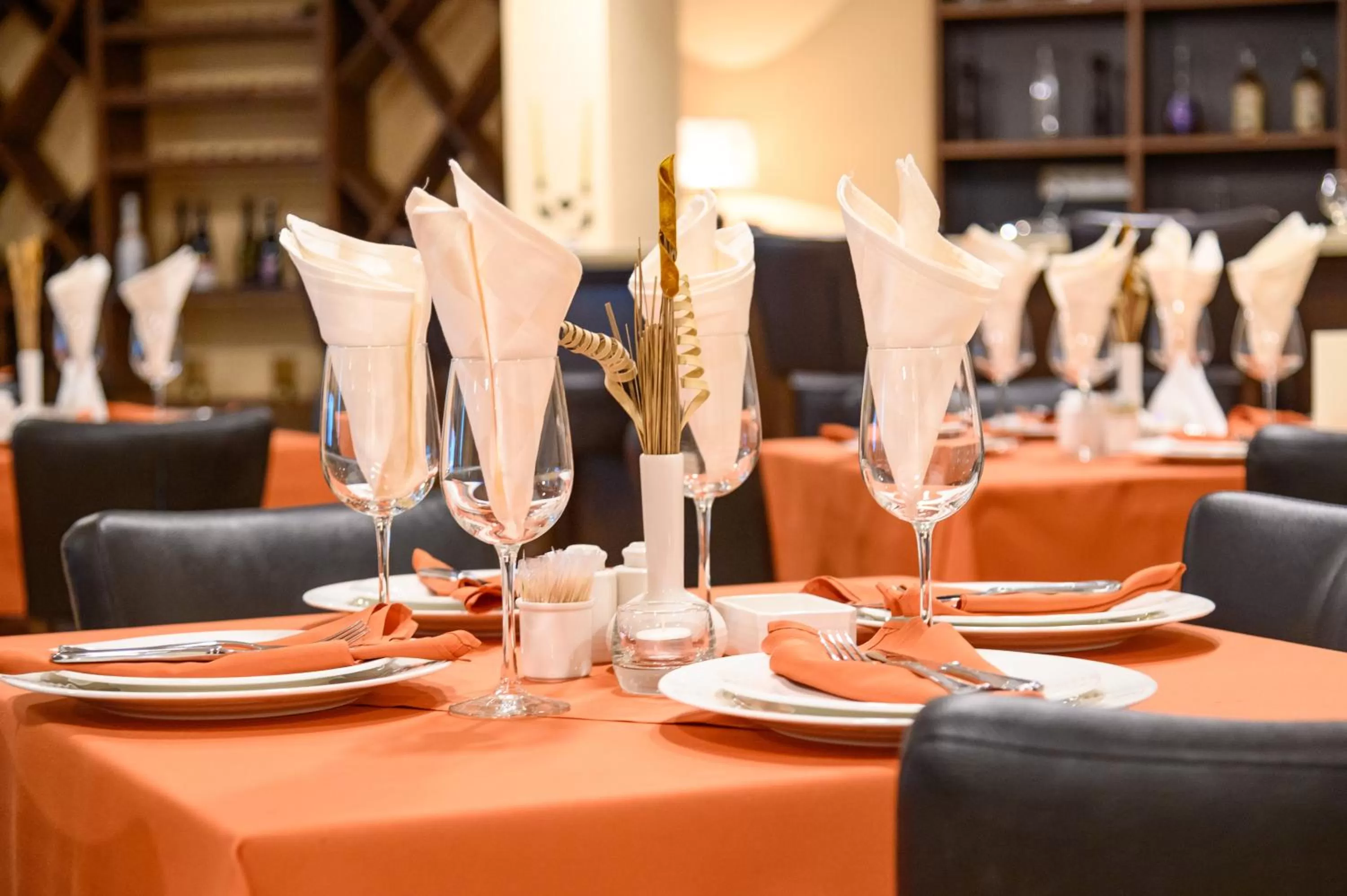 Restaurant/places to eat in Parklands Hotel & Pool