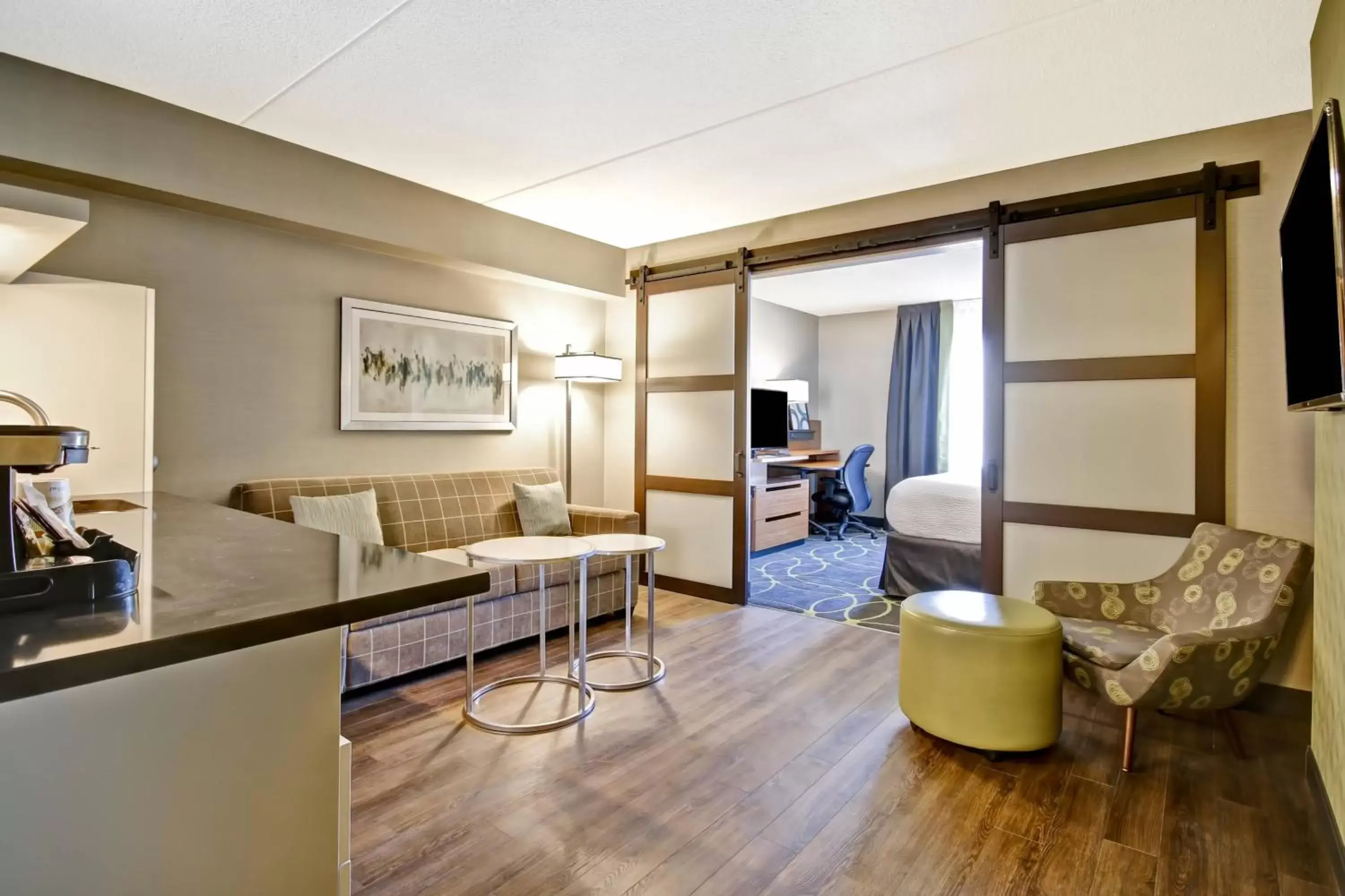 Living room, Seating Area in Fairfield Inn & Suites by Marriott Guelph