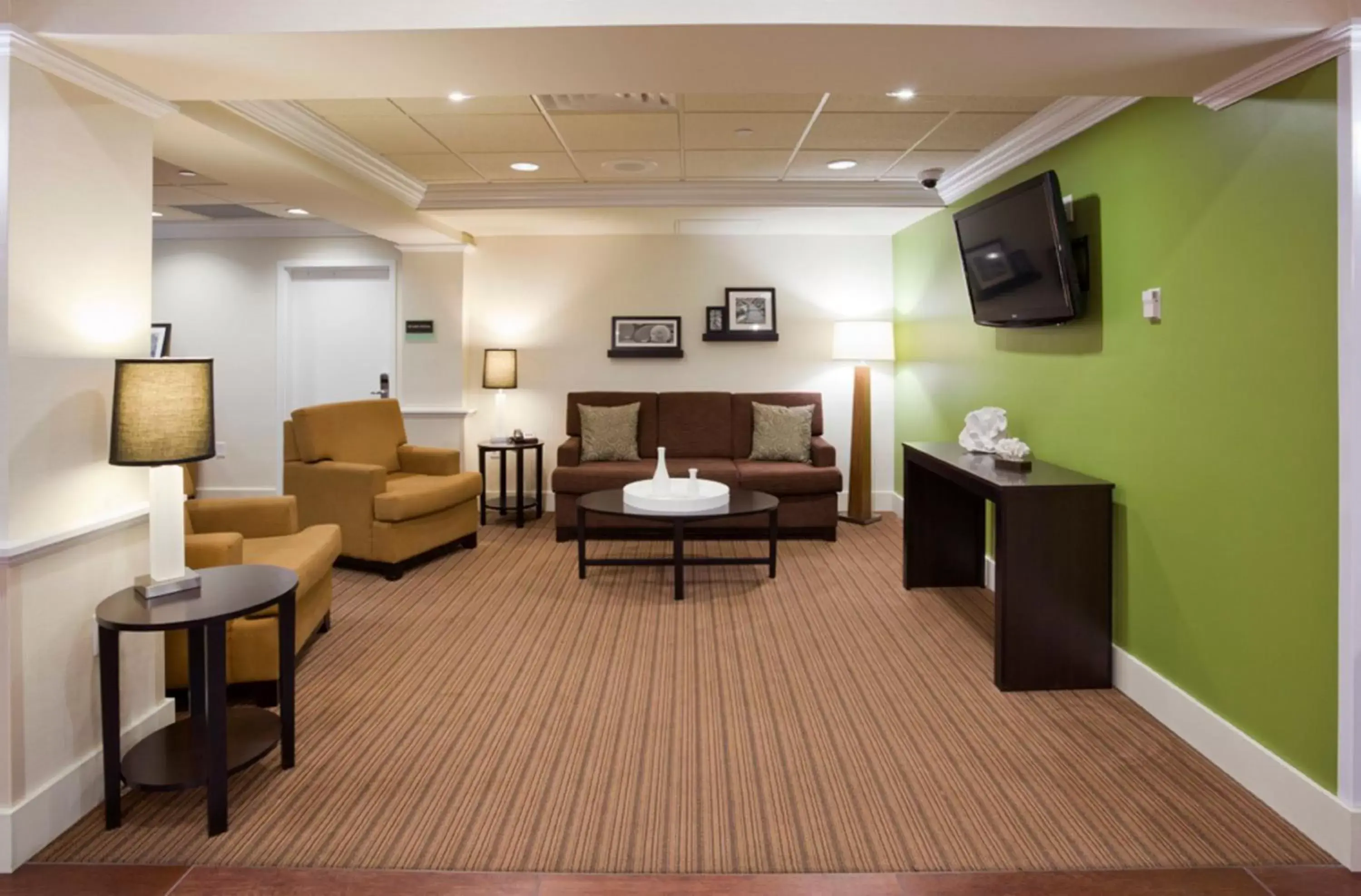 Property building, Seating Area in Holiday Inn Express Hotel & Suites Rogers, an IHG Hotel