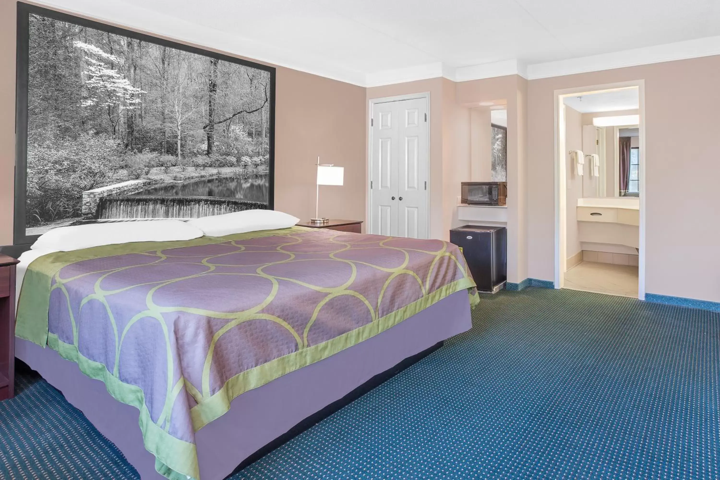 Photo of the whole room, Bed in Super 8 by Wyndham Austell/Six Flags