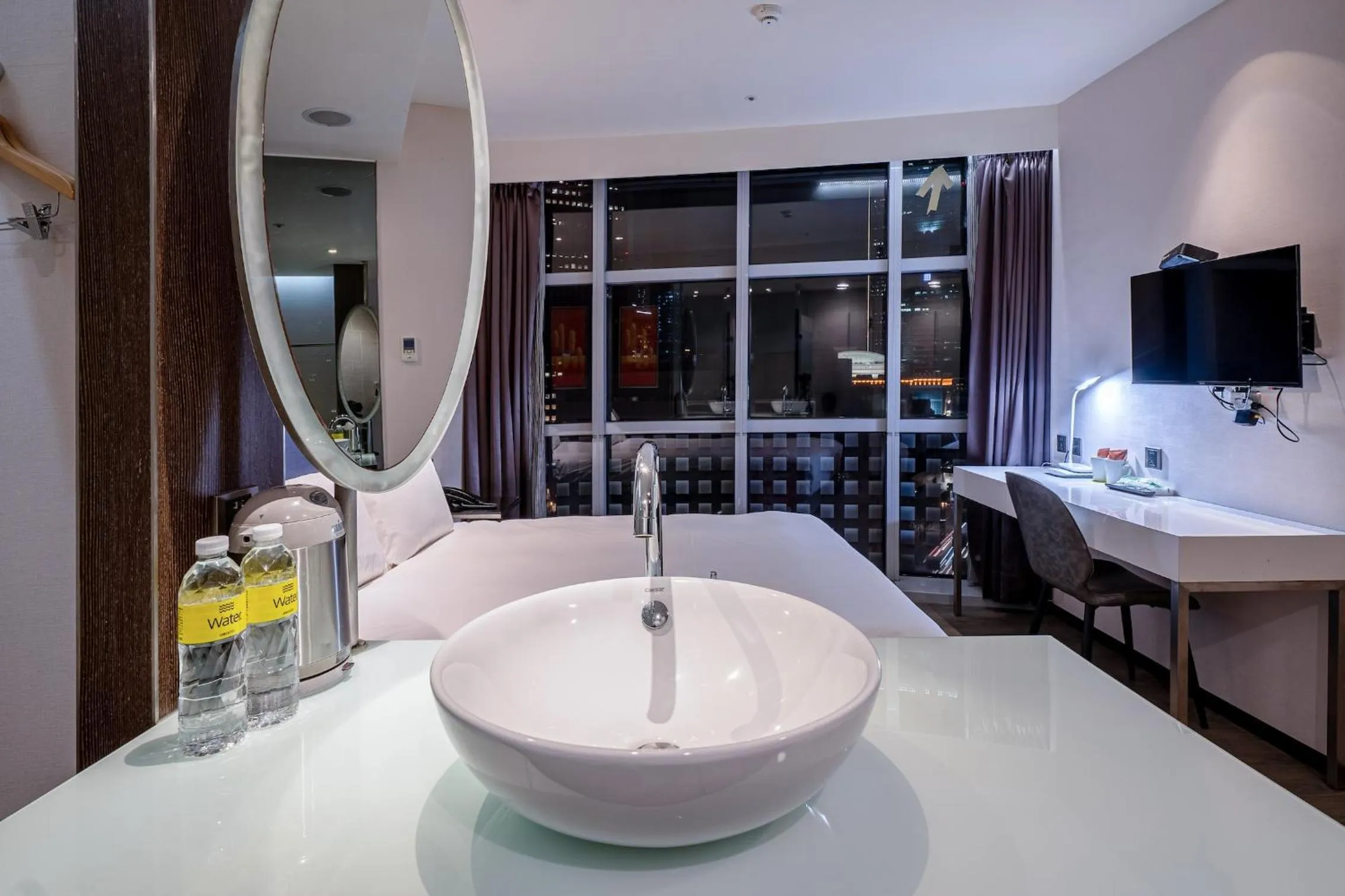 Bathroom, Bed in CHECK inn Taipei Xinyi