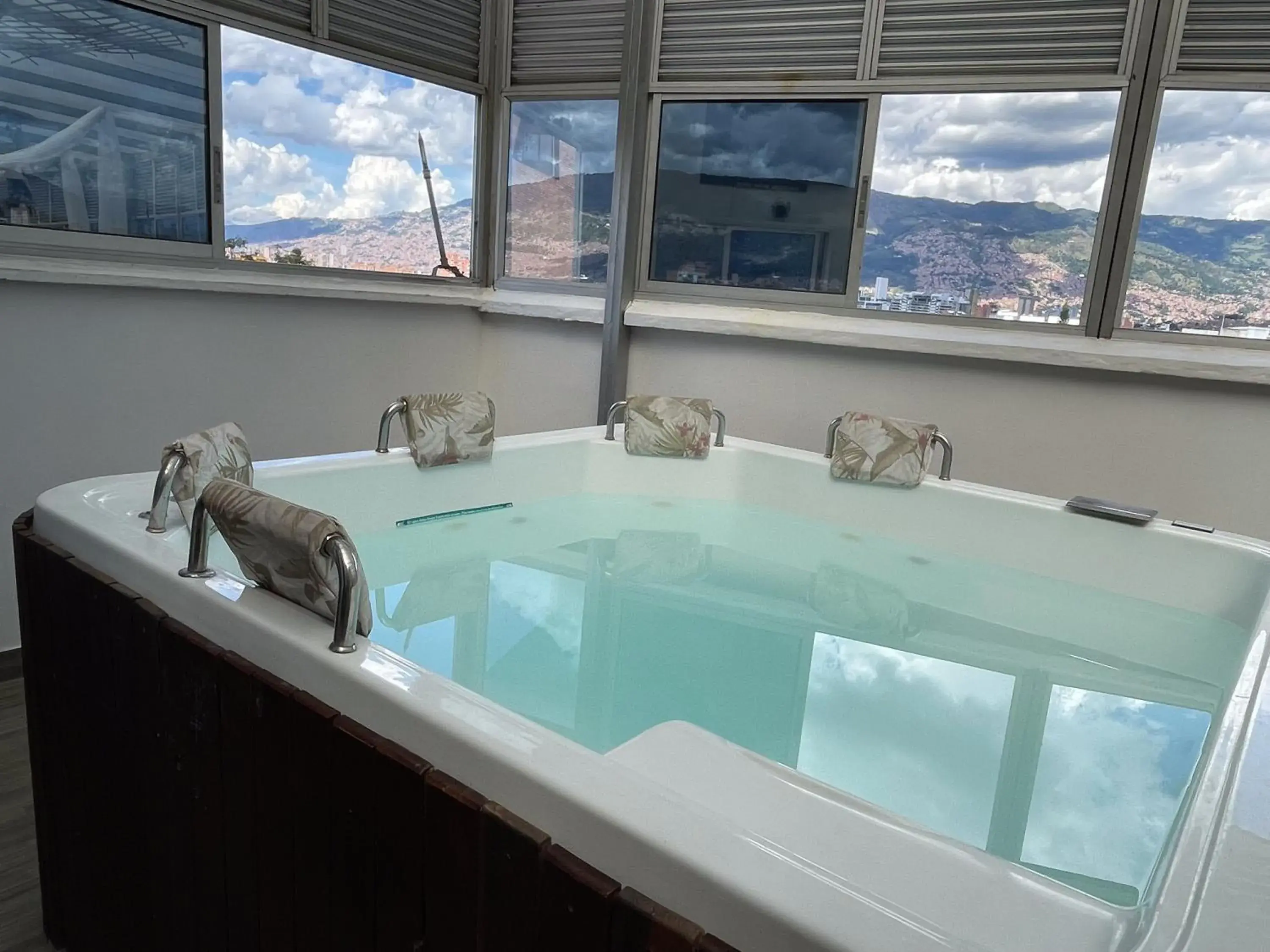 Hot Tub, Swimming Pool in Hotel Bolivariana Plaza