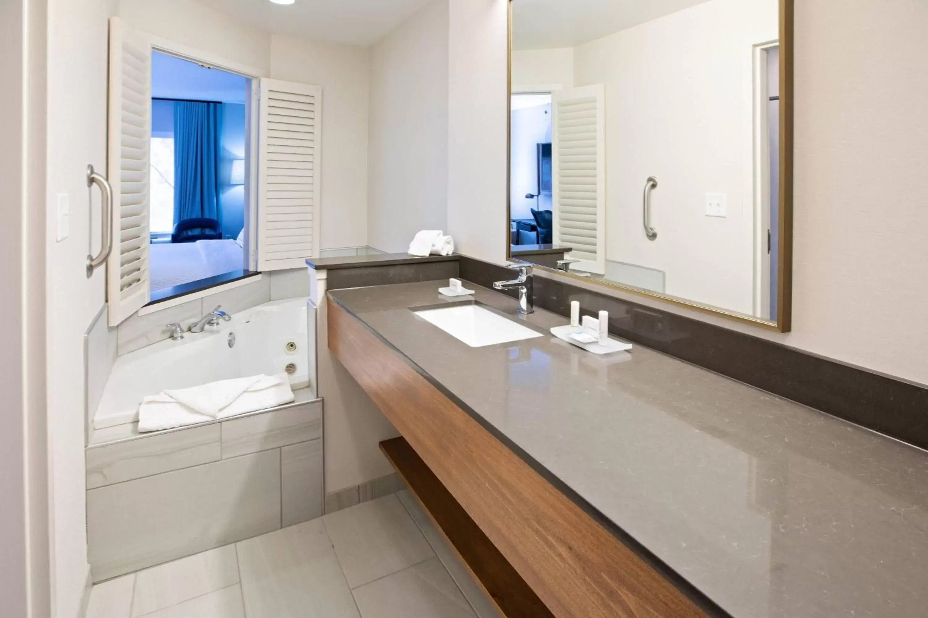 Bathroom in Fairfield Inn & Suites by Marriott Elizabethtown
