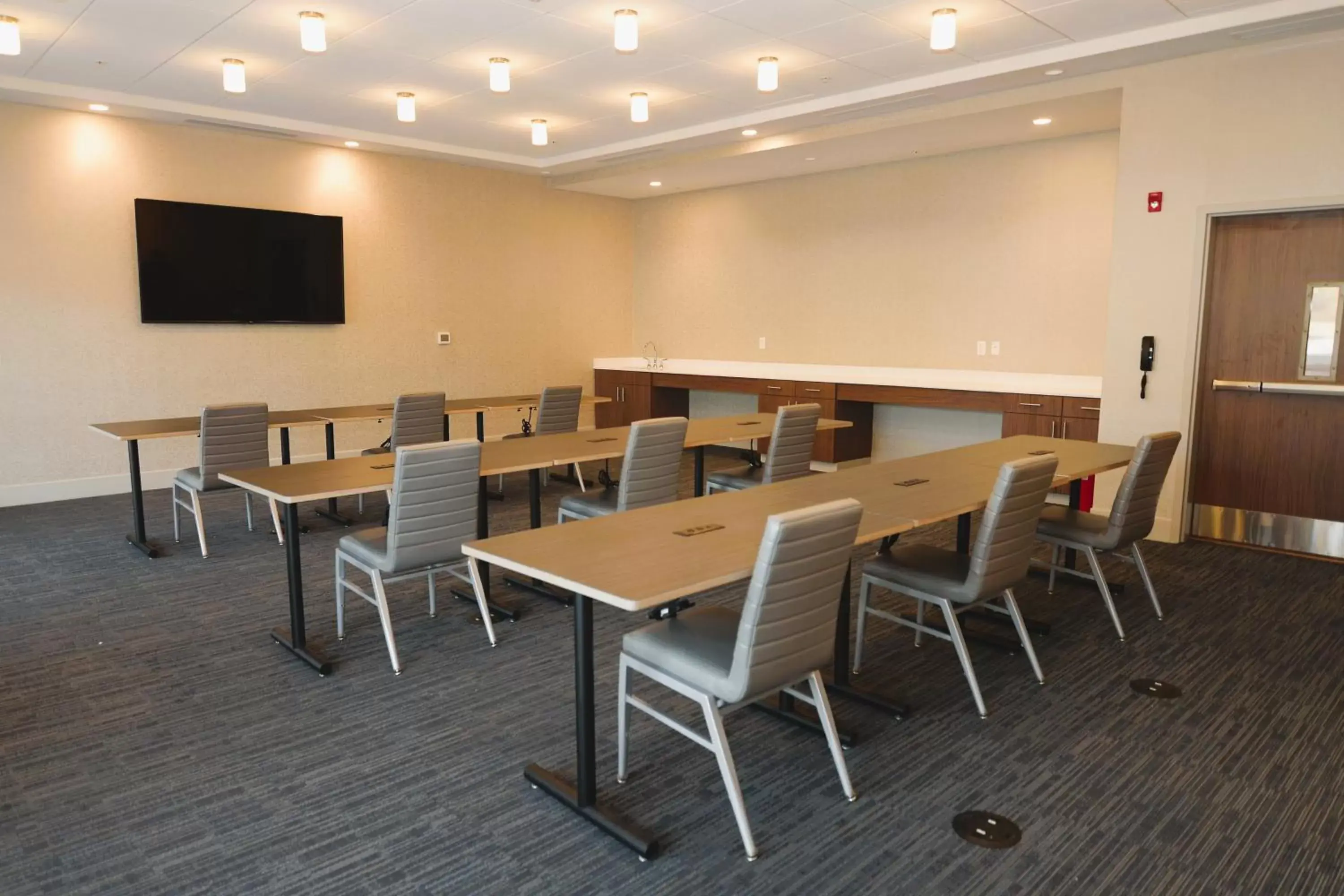 Meeting/conference room in Holiday Inn Express & Suites Onalaska - La Crosse Area, an IHG Hotel
