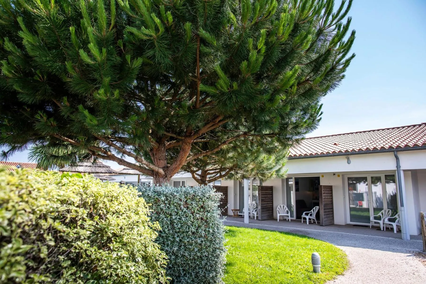 Garden in Hôtel de Ré, "The Originals Résidence"