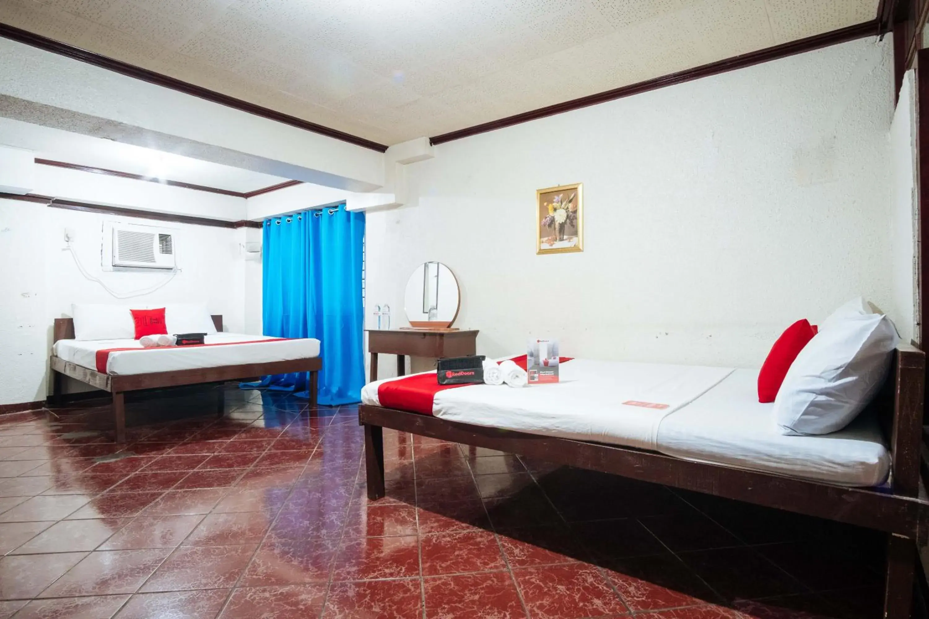 Photo of the whole room, Bed in RedDoorz @Downtown Bacolod