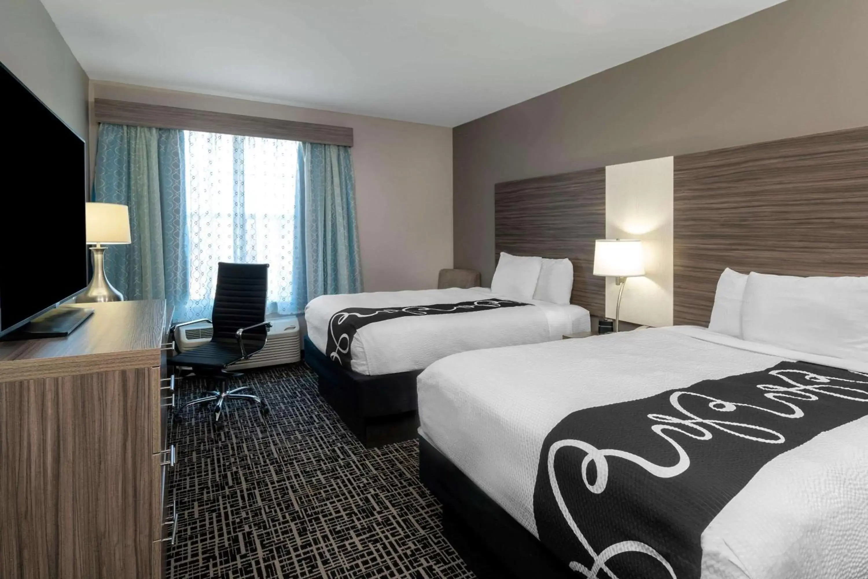 Photo of the whole room, Bed in La Quinta by Wyndham Forsyth Photo of the whole room, Bed in La Quinta by Wyndham Forsyth