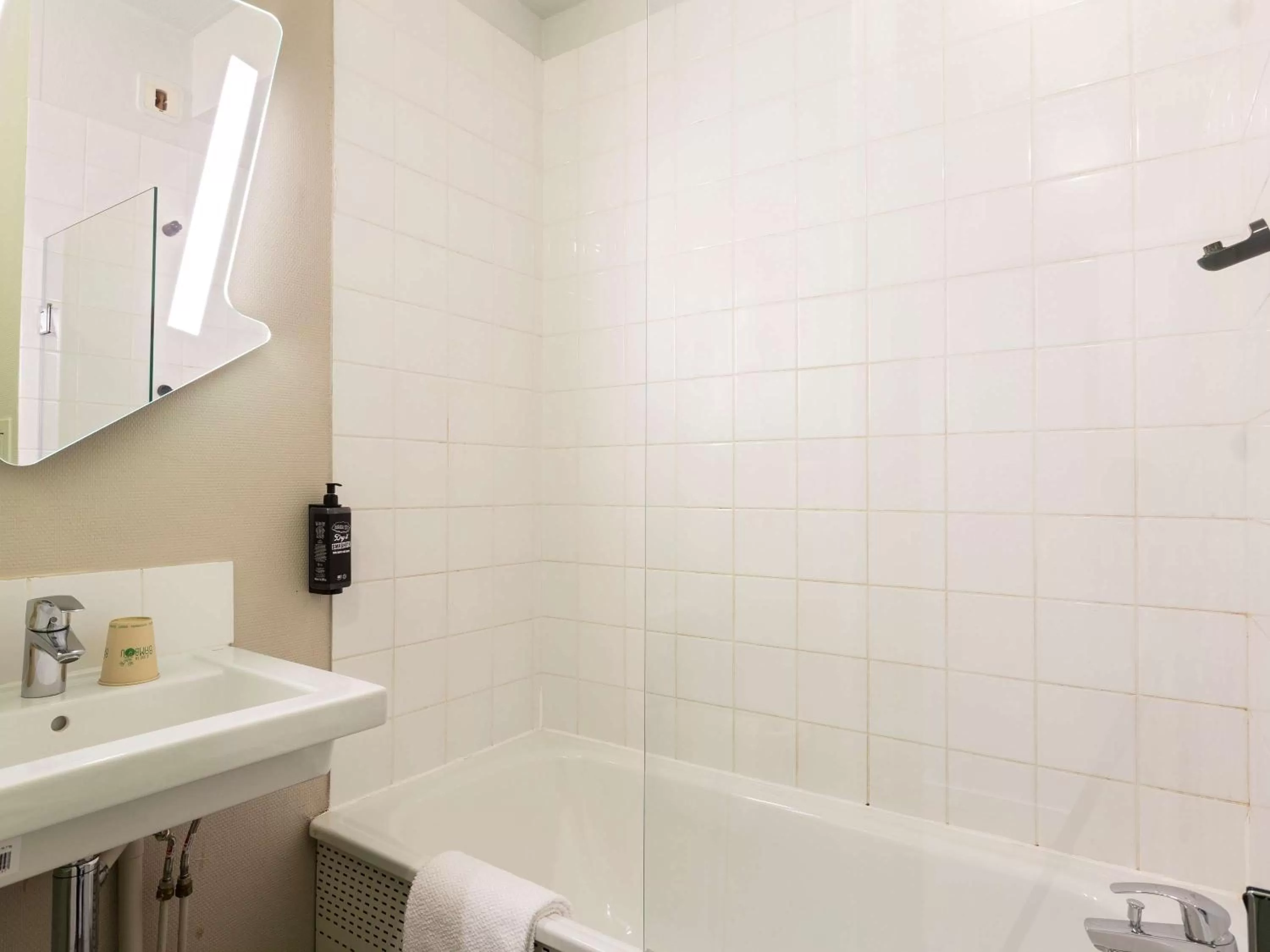 Bathroom in Ibis Budget Bourgoin Jallieu Centre