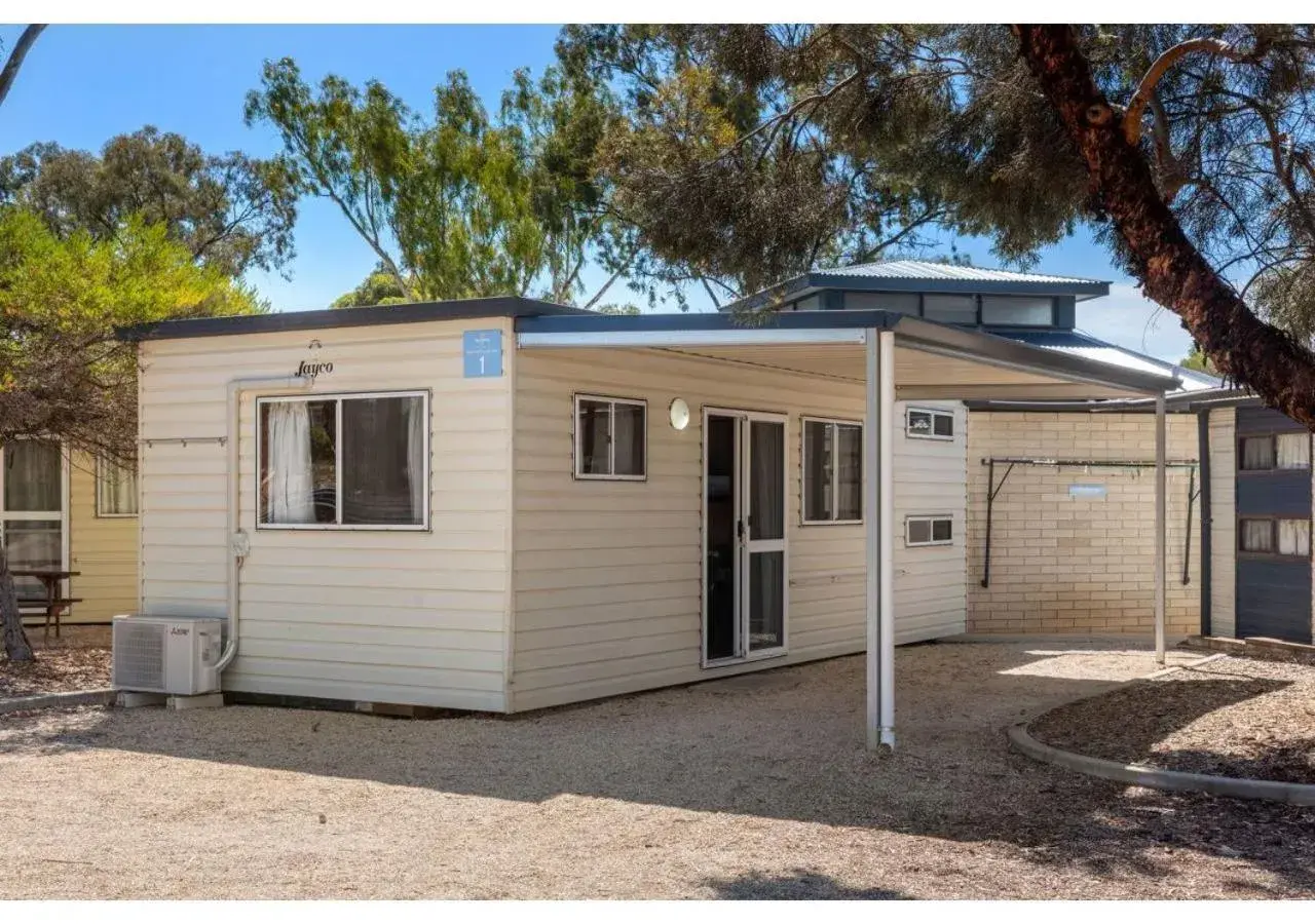 Economy Studio Cabin (External Ensuite) in Discovery Parks - Lake Bonney