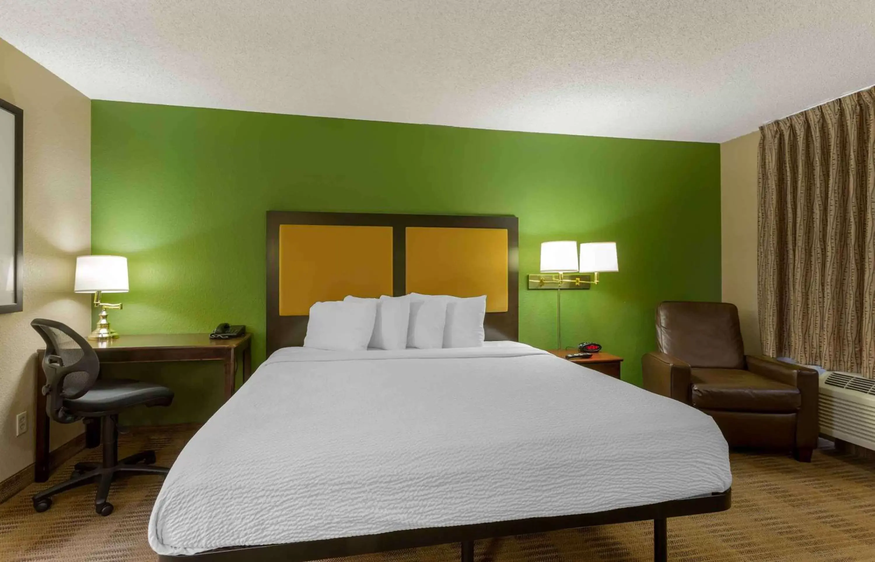Bedroom, Bed in Extended Stay America Suites - Salt Lake City - Sandy