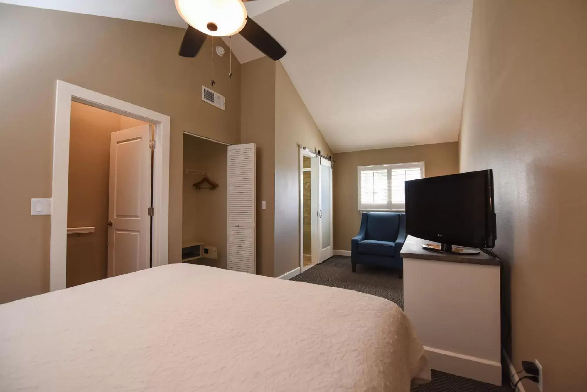 Bedroom, TV/Entertainment Center in Waterside Suites and Marina