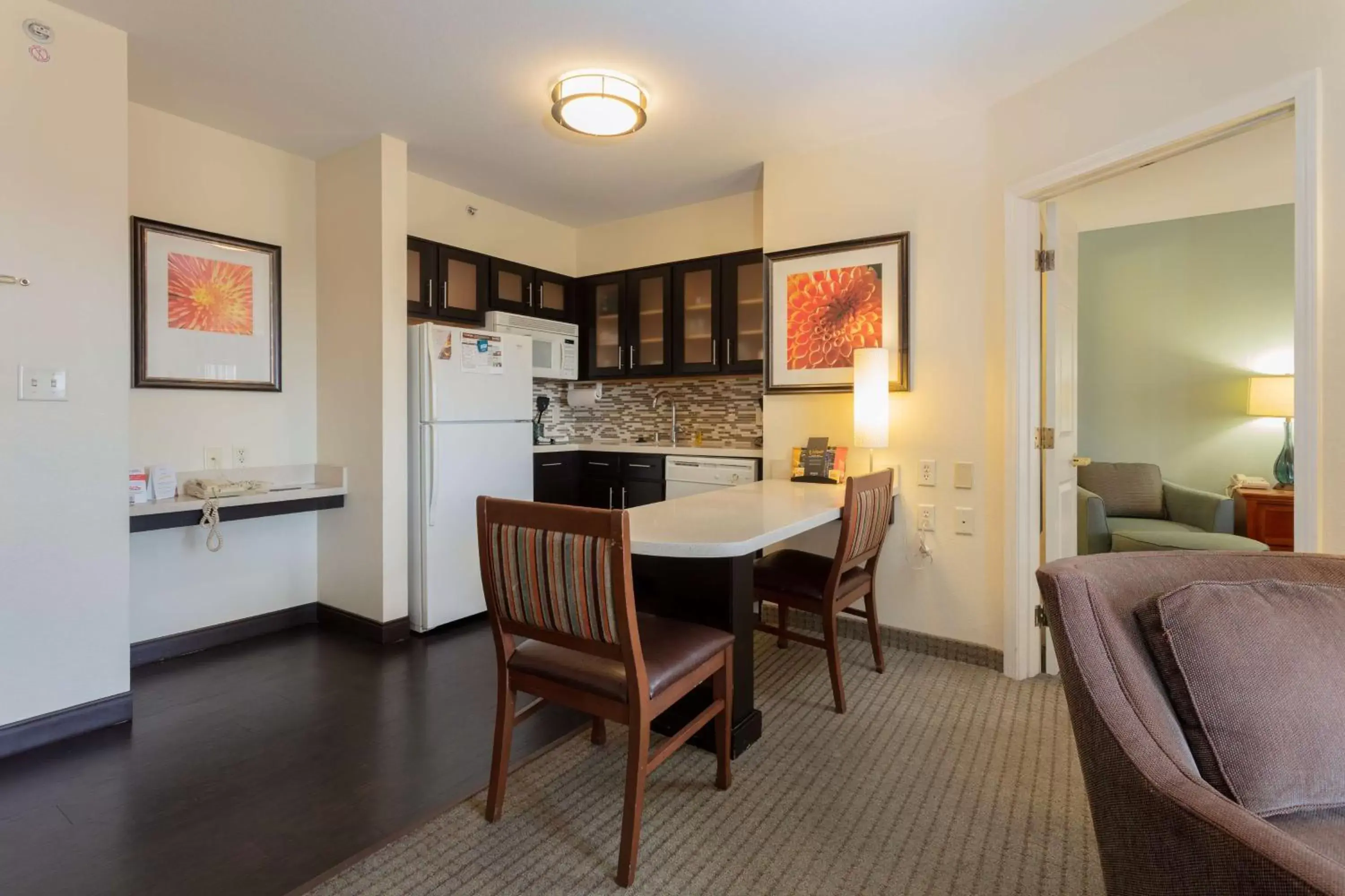 Kitchen or kitchenette, Dining Area in Sonesta ES Suites Anaheim Resort Area