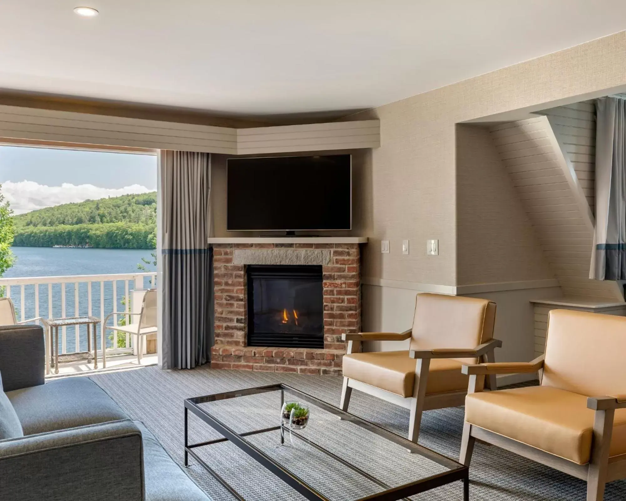 Living room, Seating Area in Mill Falls at the Lake