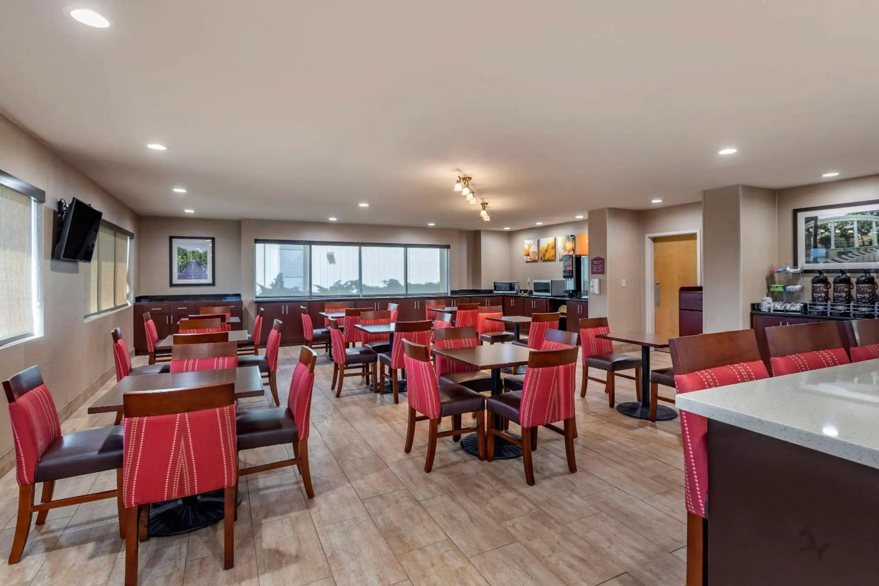 Restaurant/Places to Eat in Comfort Suites Florence Shoals Area