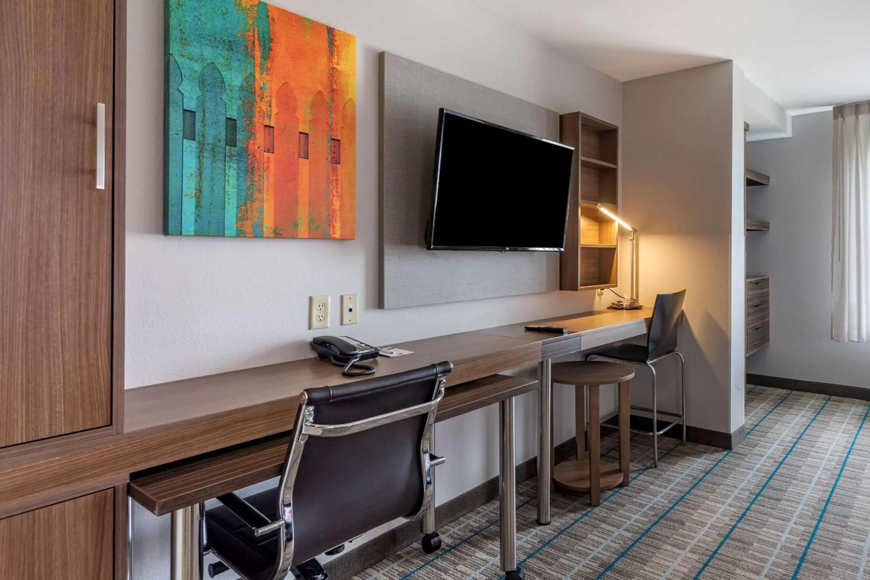 Bedroom, TV/Entertainment Center in MainStay Suites