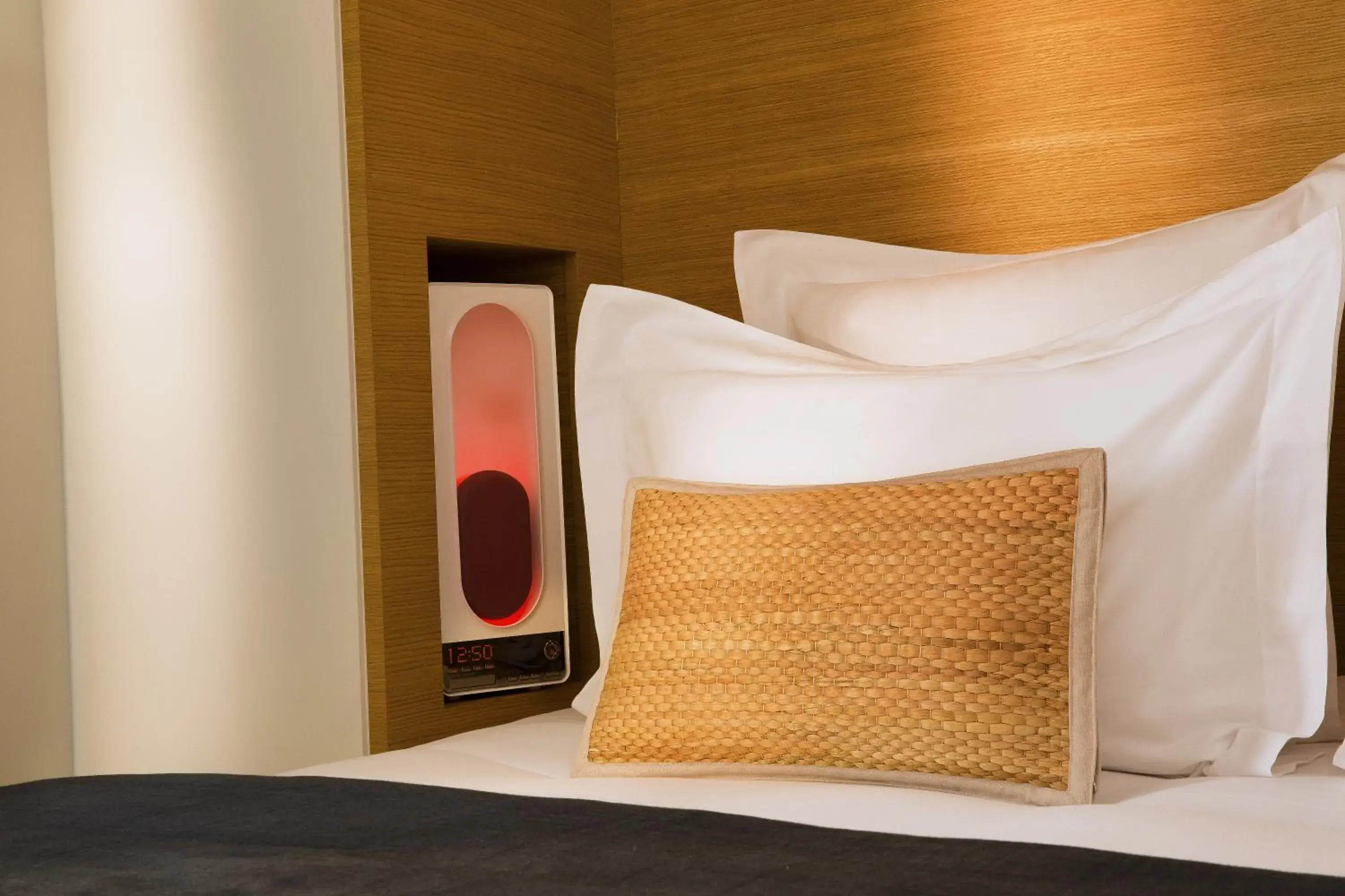 TV and multimedia, Bed in Hotel Marignan Champs-Elysées