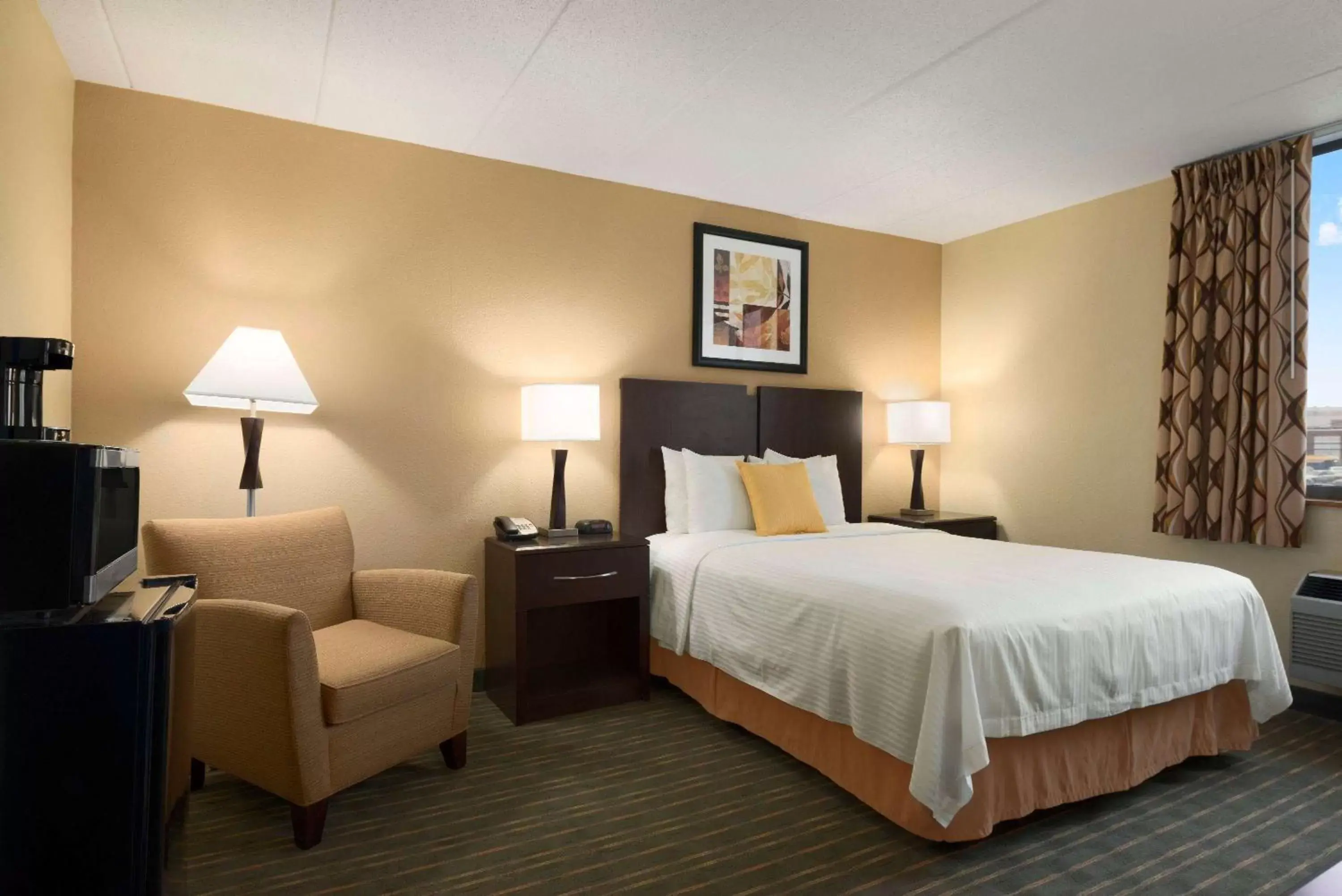 Business Queen Room - Non-Smoking in Days Hotel by Wyndham University Ave SE