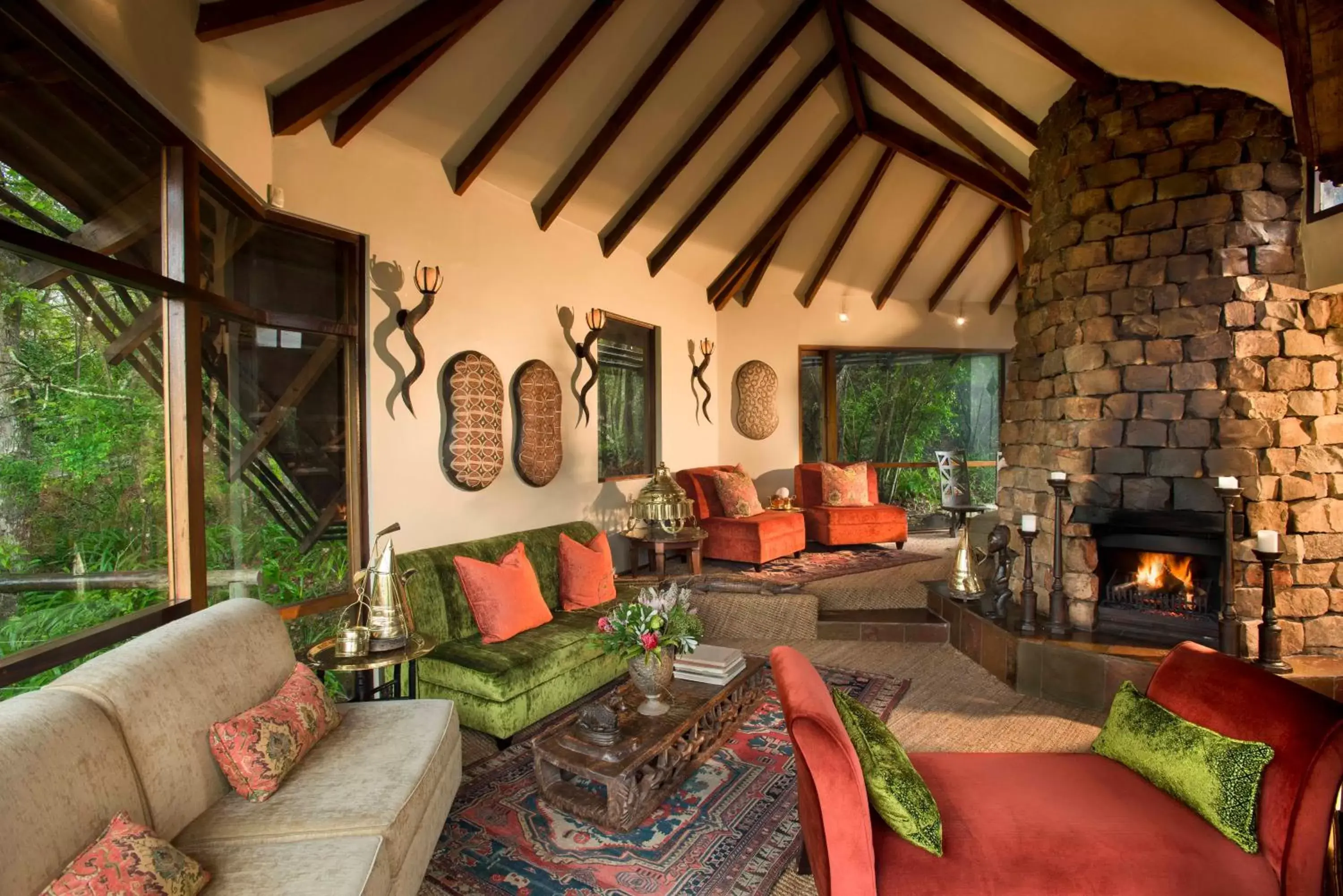Communal lounge/ TV room, Seating Area in Tsala Treetop Lodge