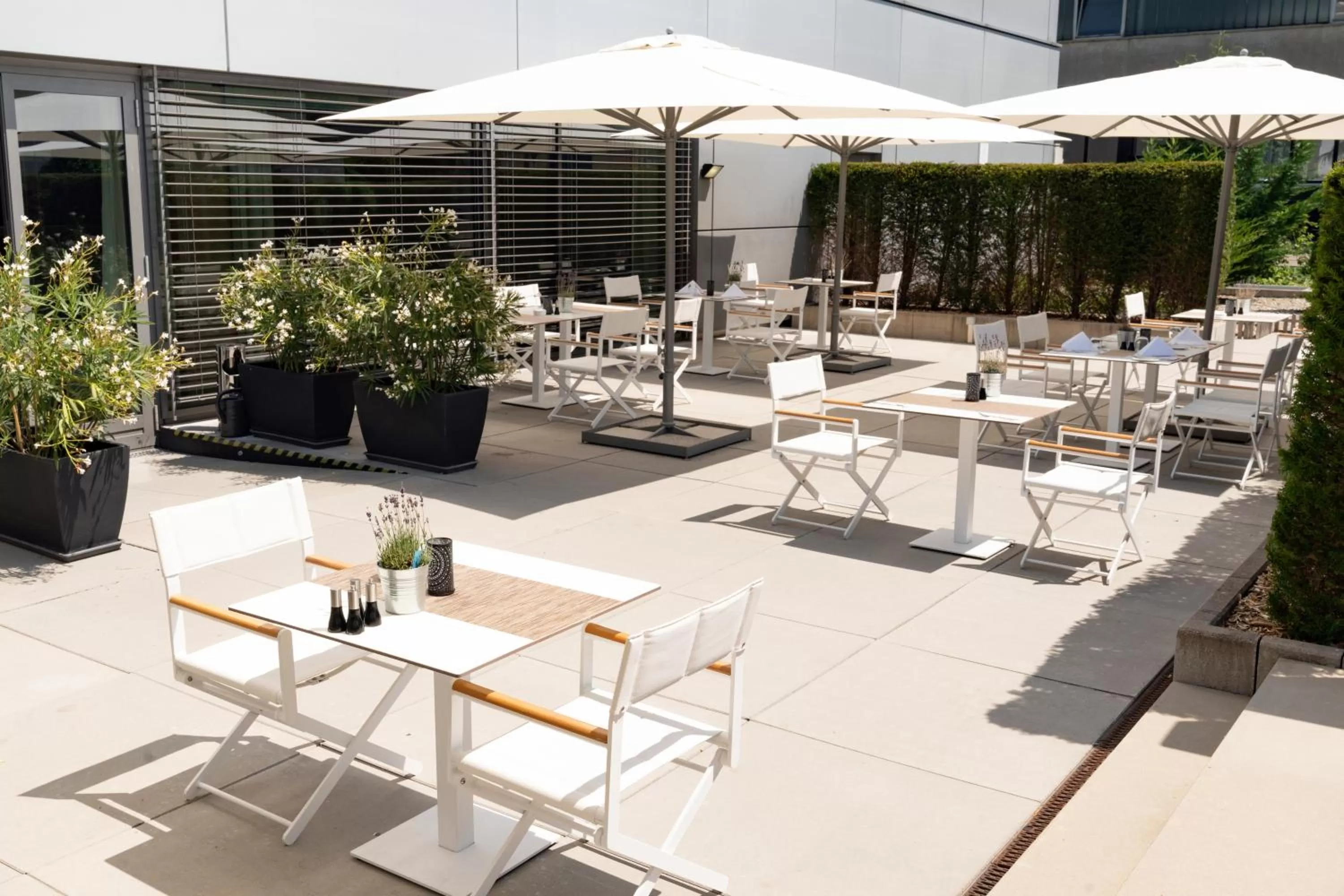 Patio in H+ Hotel Zürich