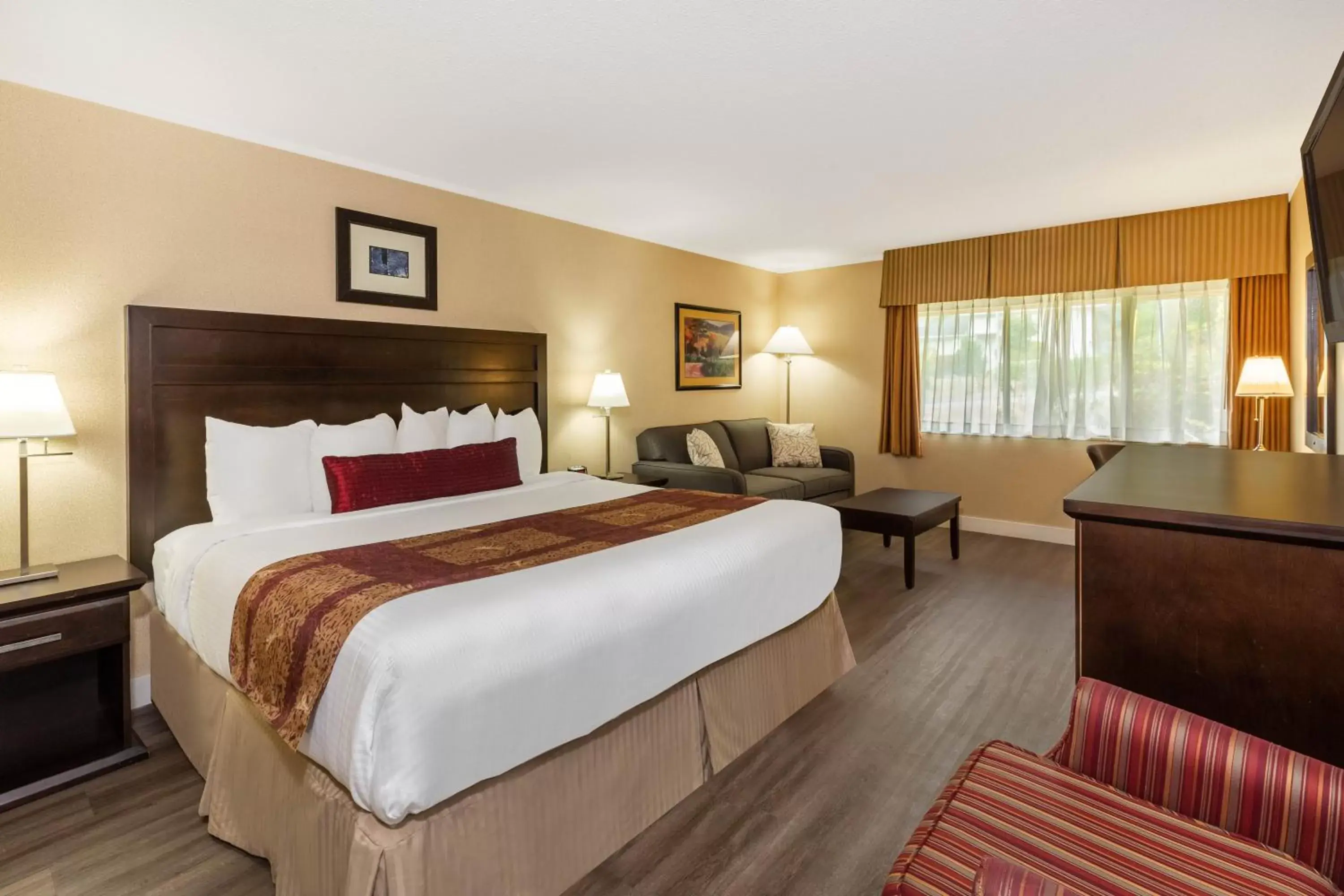 Photo of the whole room, Bed in Ramada by Wyndham Coquitlam