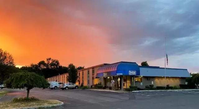 Sunset, Property Building in Travelodge Inn & Suites by Wyndham Albany
