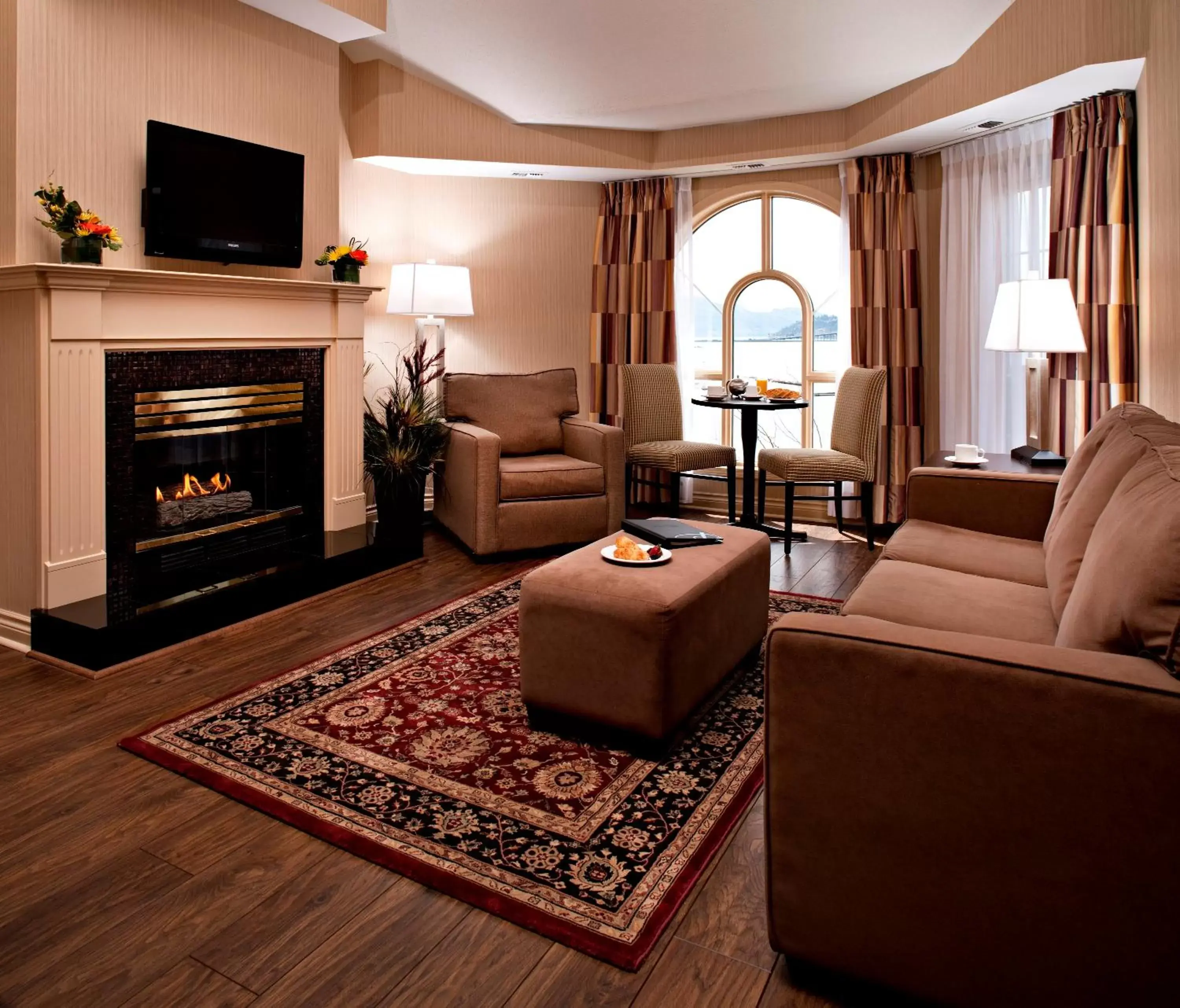 Living room, Seating Area in Delta Hotels by Marriott Grand Okanagan Resort