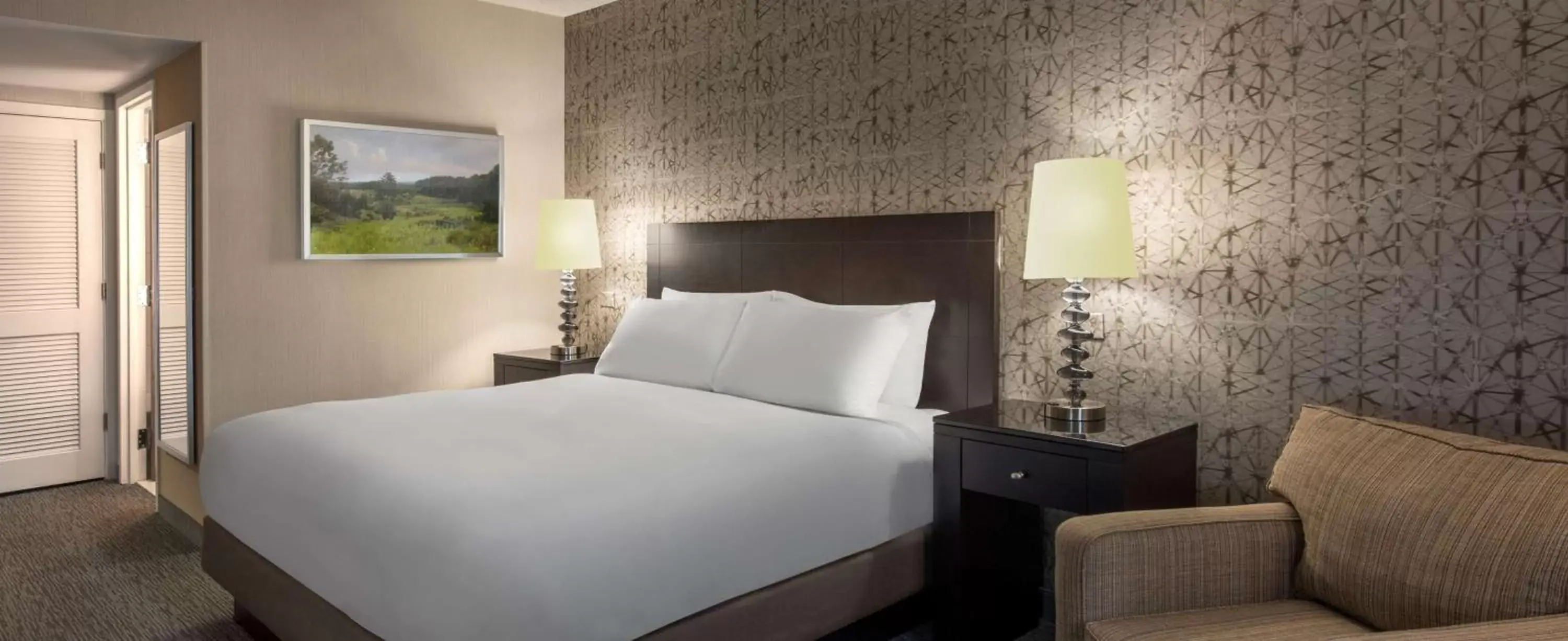 Bed in DoubleTree by Hilton Hotel Chicago Wood Dale - Elk Grove