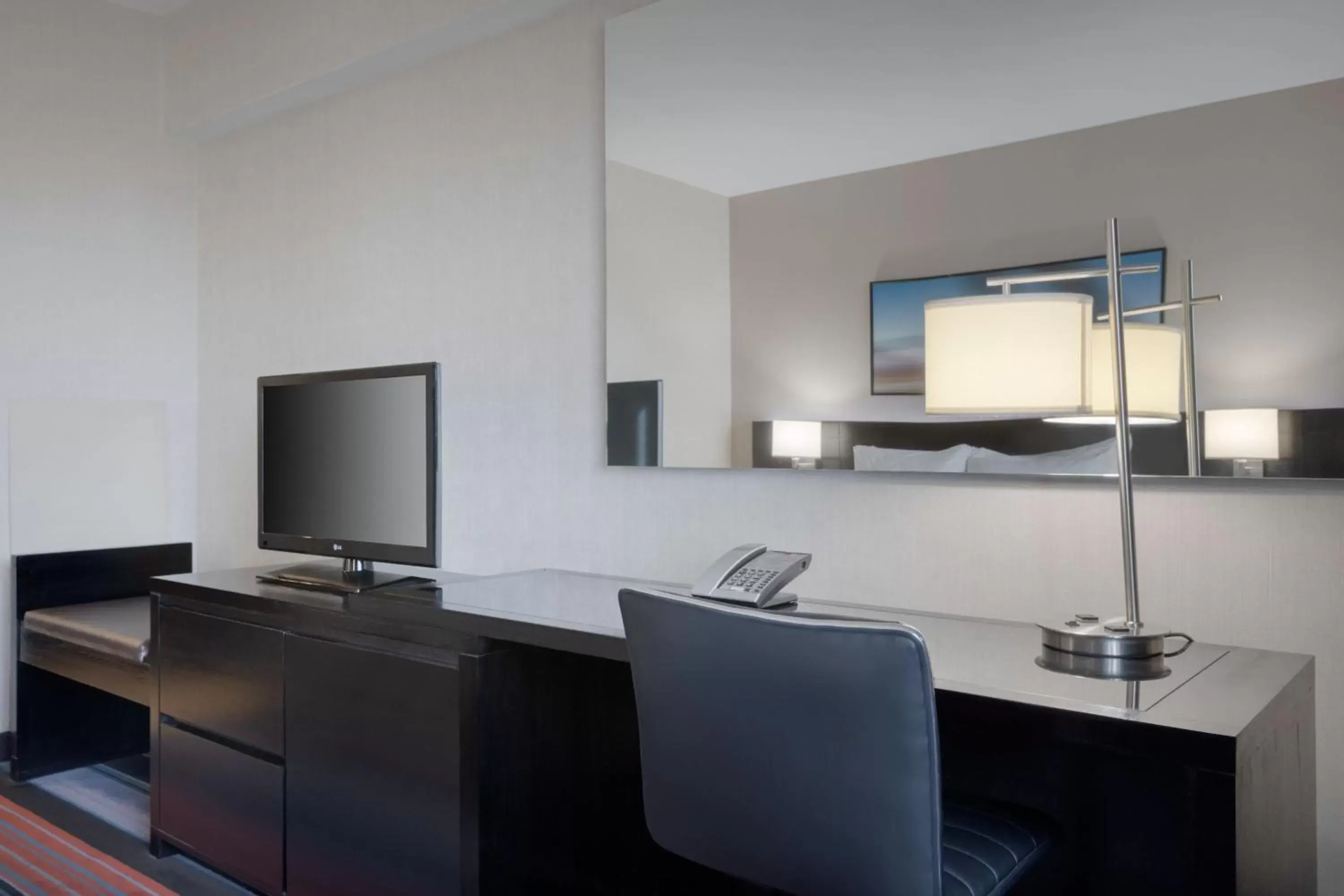 Photo of the whole room, TV/Entertainment Center in Courtyard by Marriott New York JFK Airport