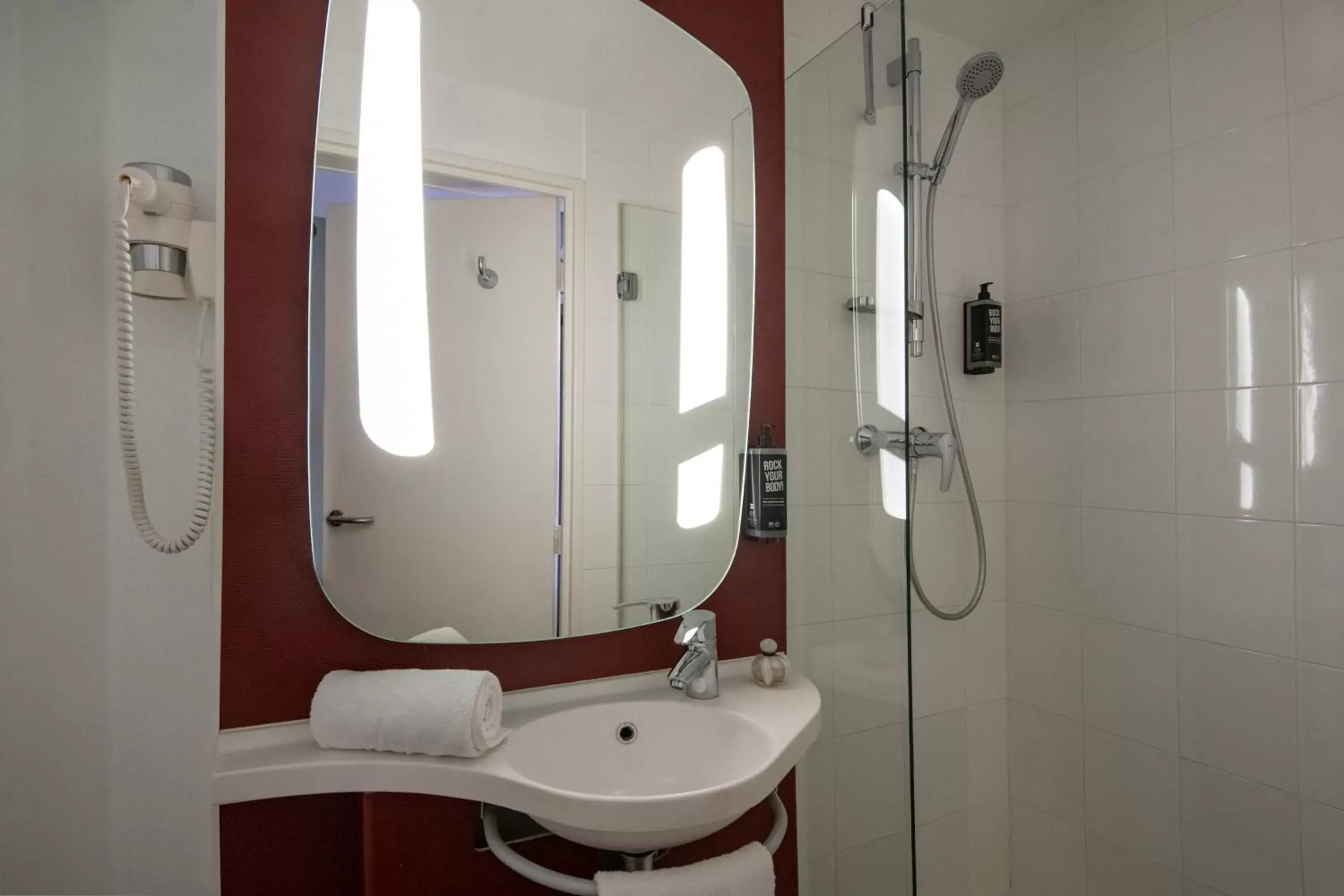Bathroom in ibis Cannes Centre