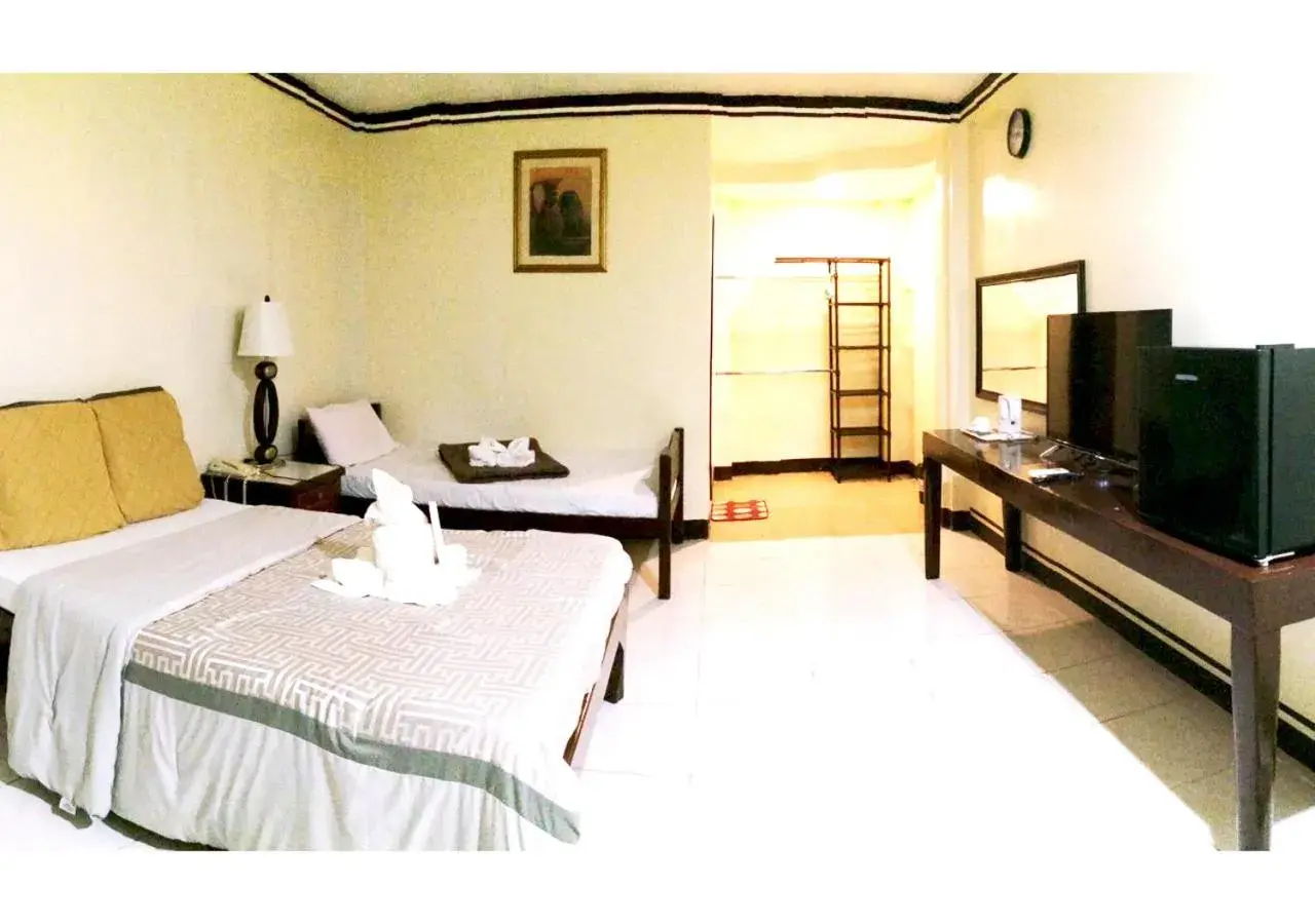 Bed, TV/Entertainment Center in B&J Guesthouse Tagbilaran