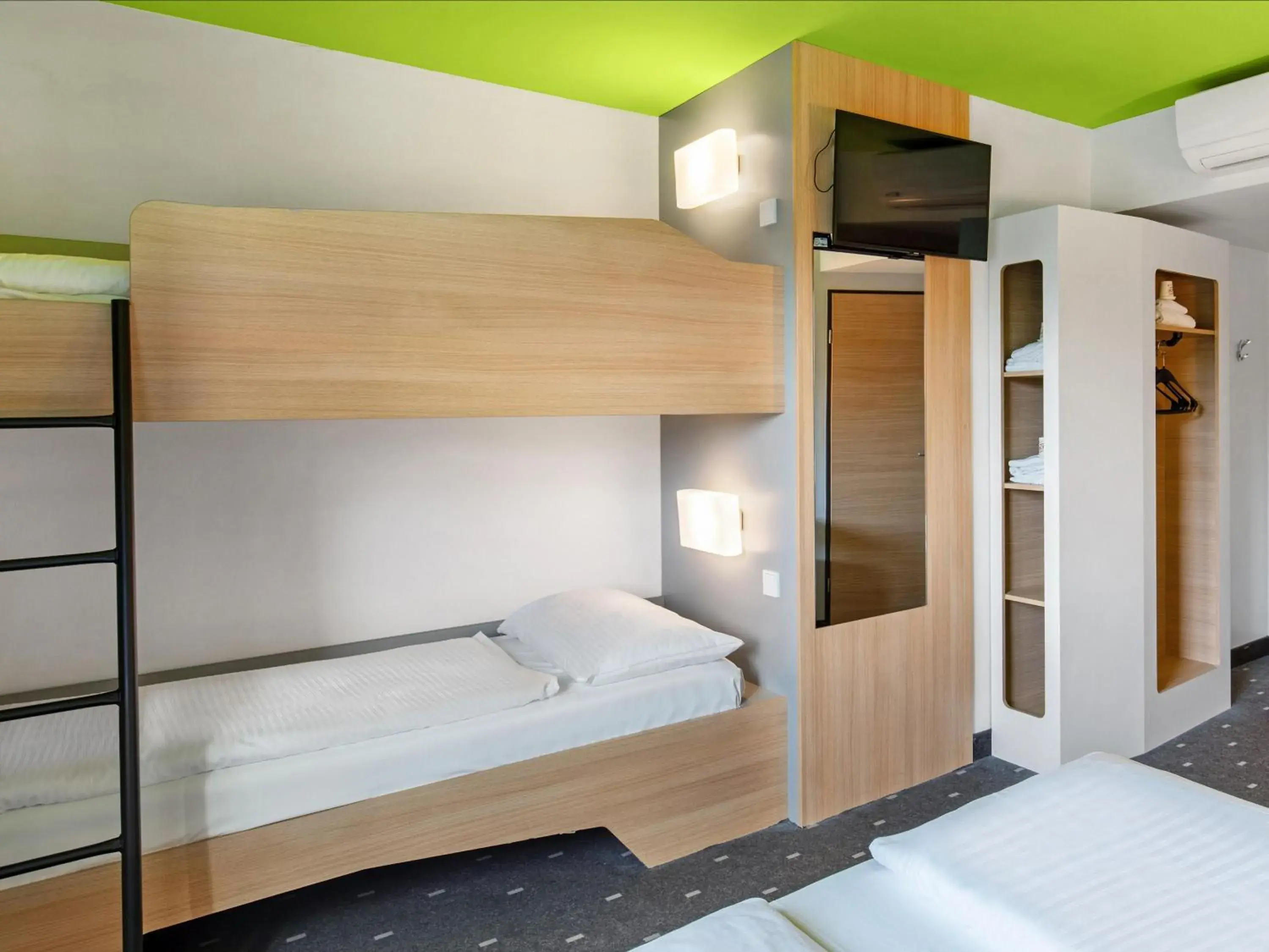 Bed, Bunk Bed in B&B Hotel Hamburg-Wandsbek