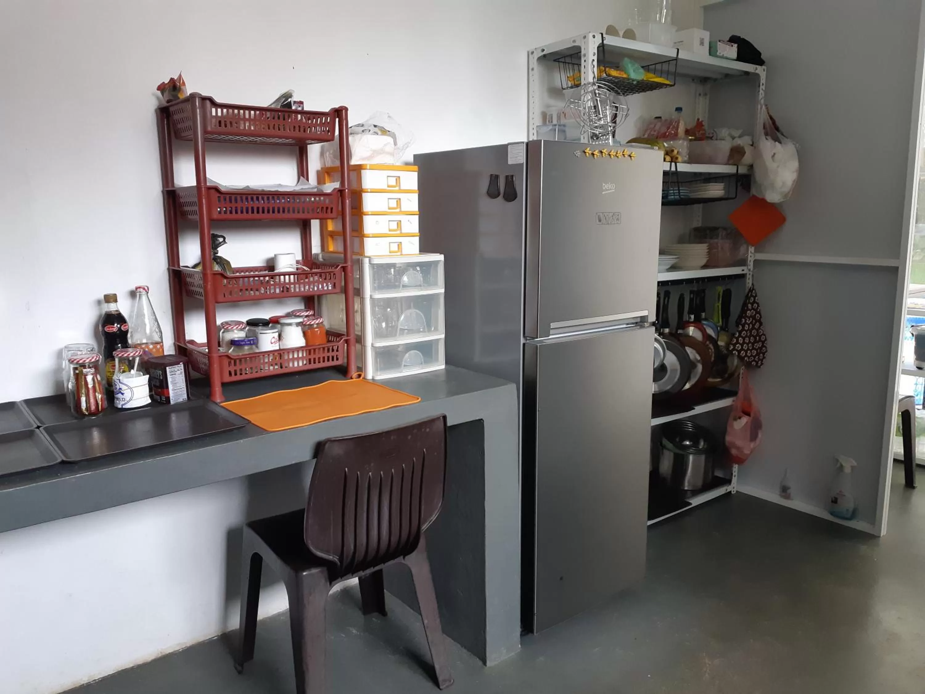 Restaurant/places to eat in Siril Guesthouse Hostel