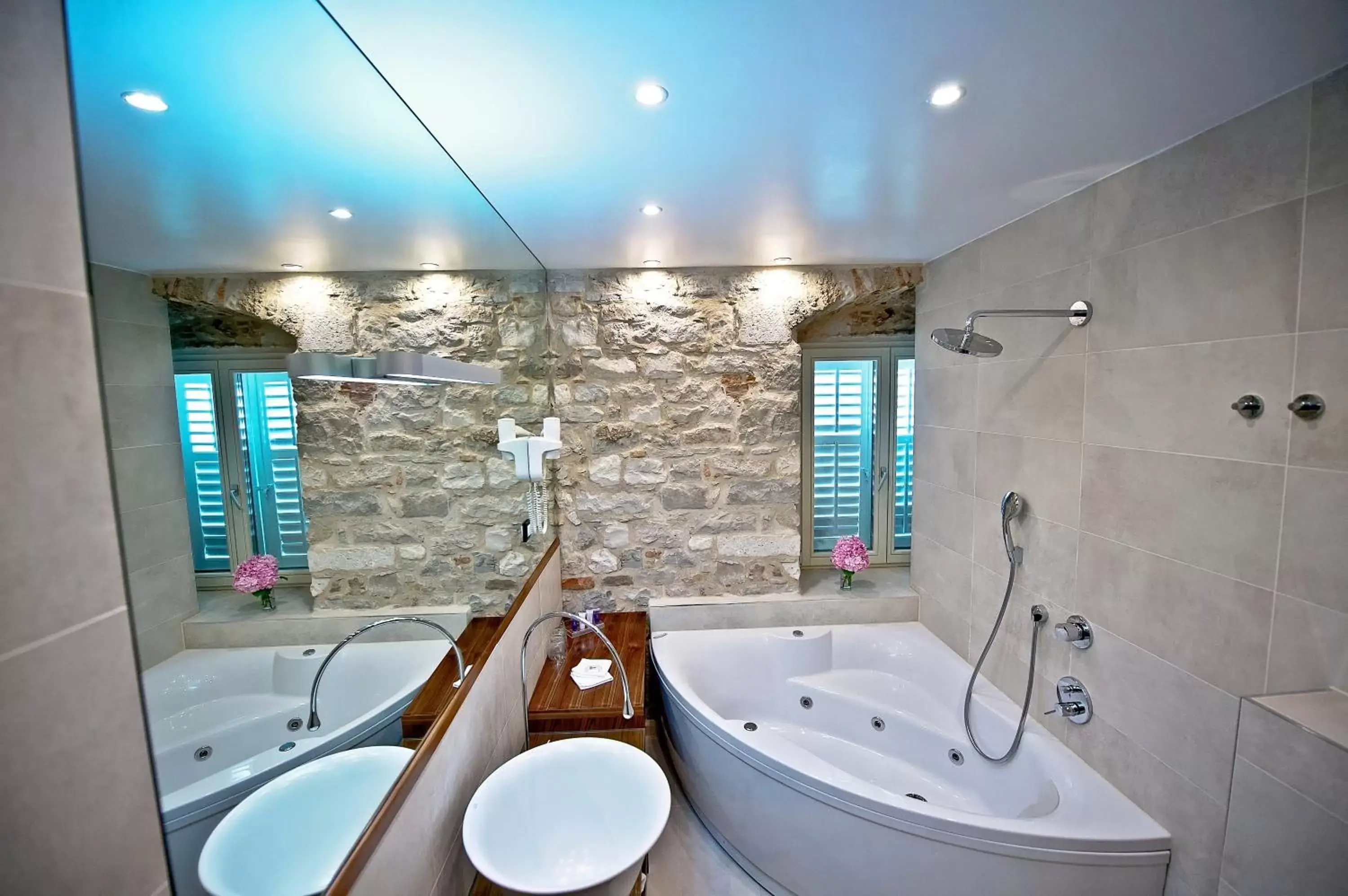 Hot Tub, Bathroom in Jupiter Luxury Hotel