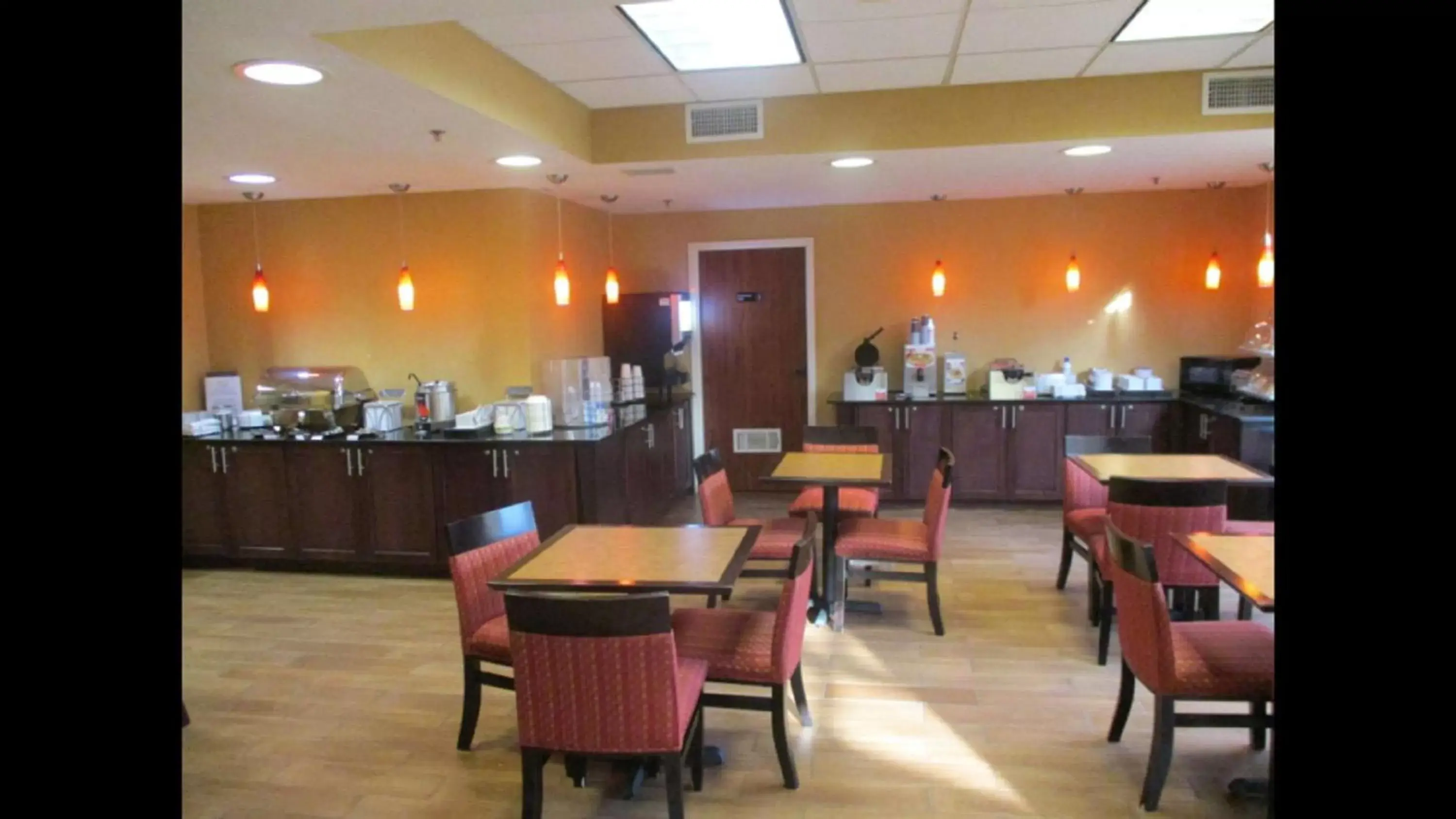 Restaurant/Places to Eat in SureStay Plus Hotel by Best Western Norman