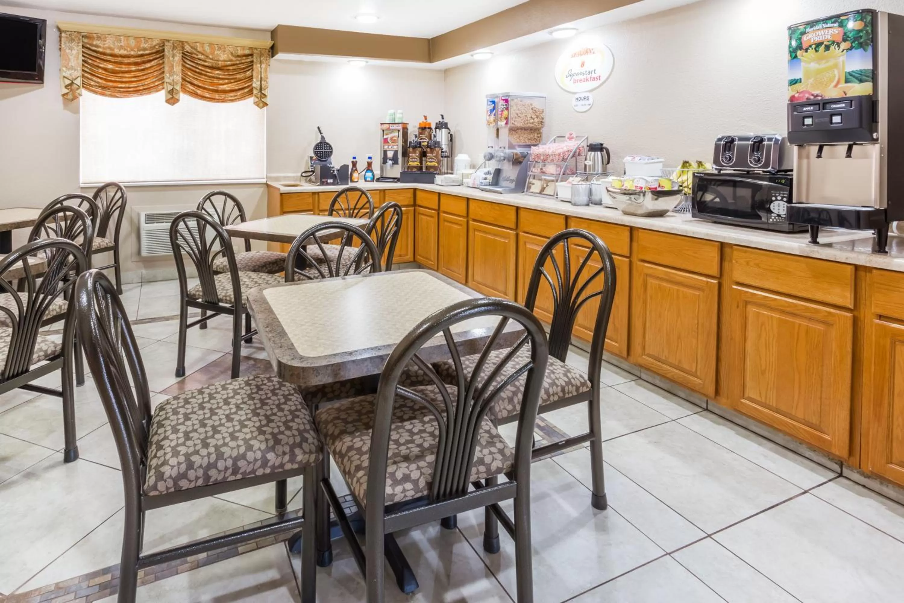 Breakfast in Super 8 by Wyndham Rock Falls Sterling Area