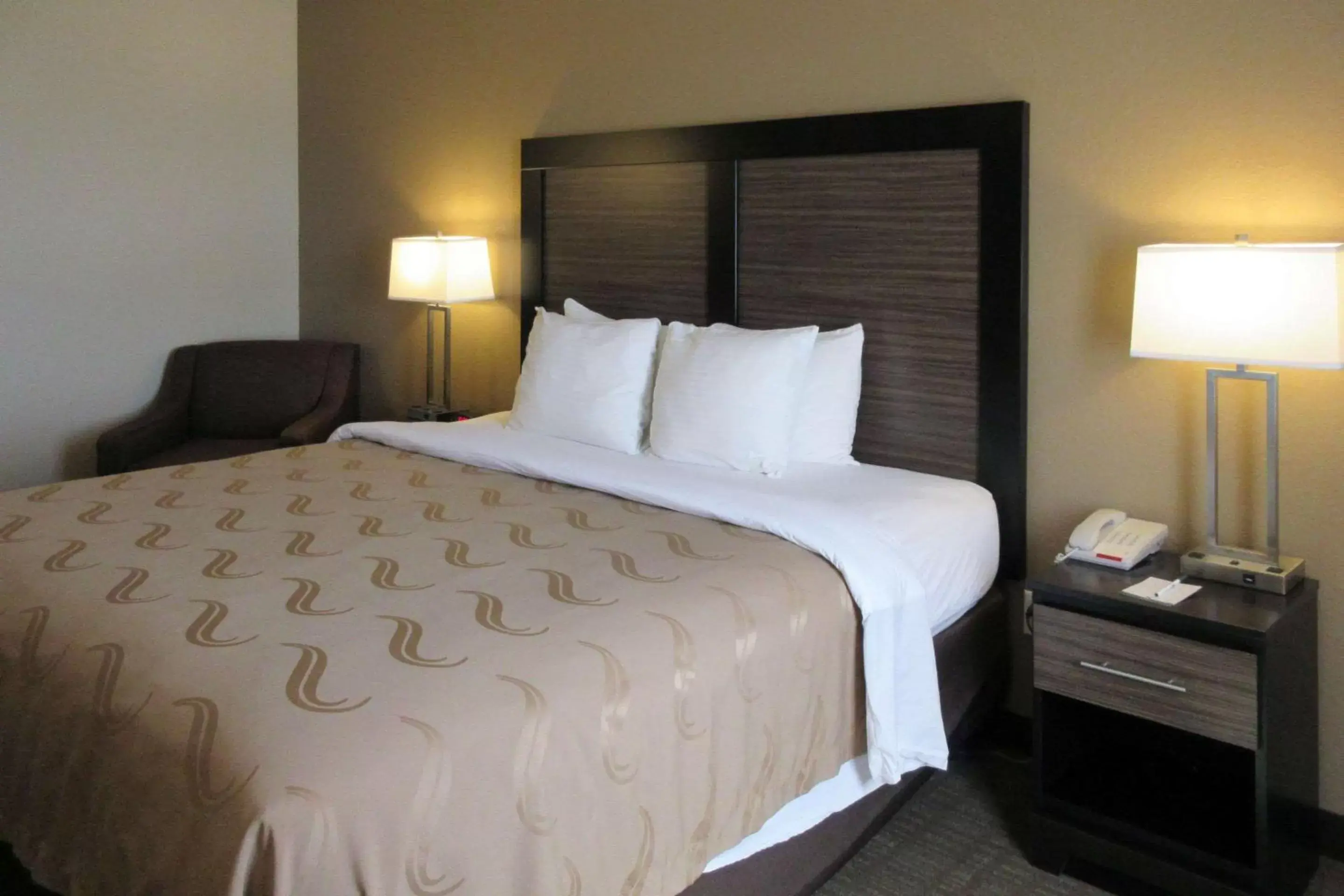 Photo of the whole room, Bed in Quality Inn - Tucson Airport