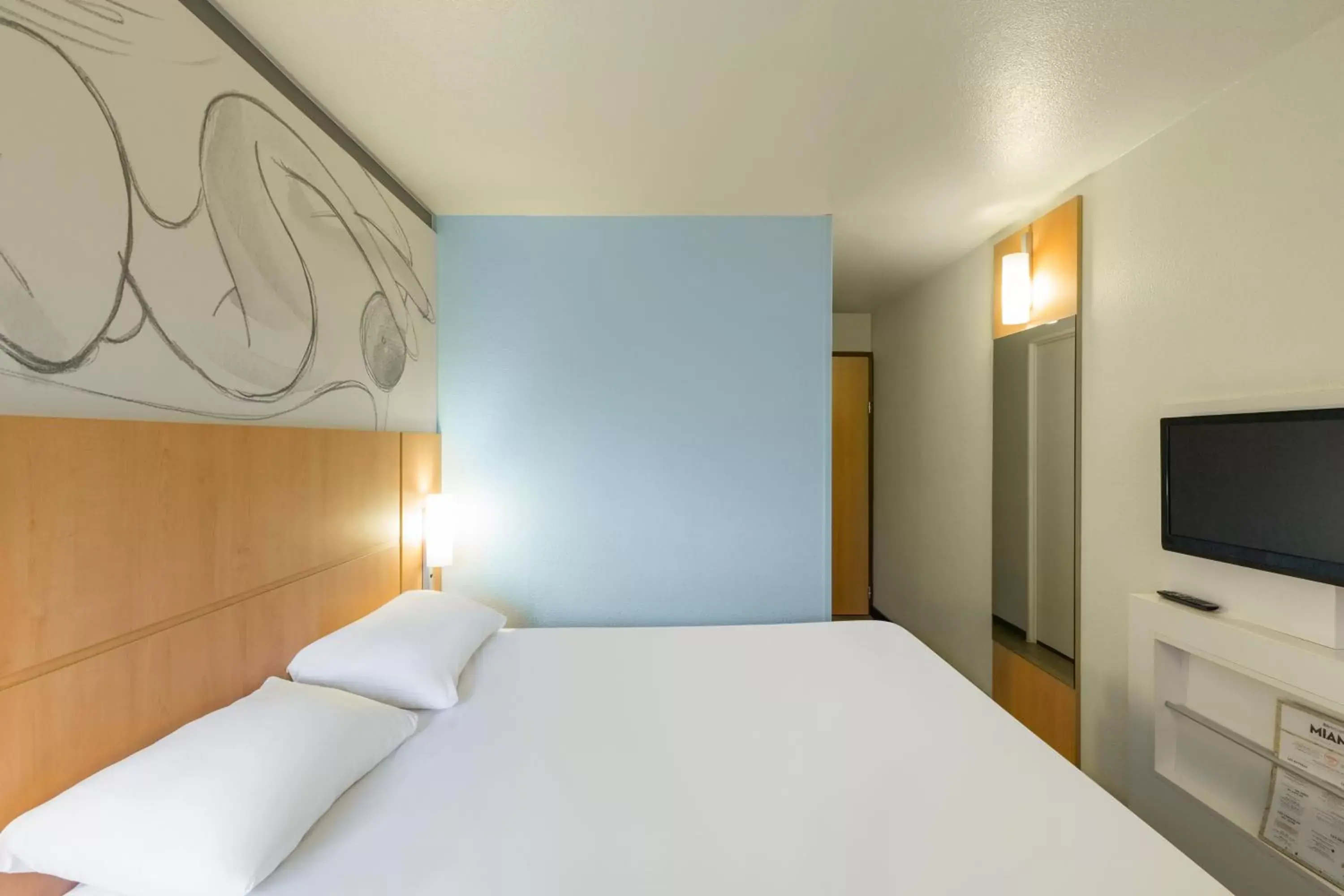 Photo of the whole room, Bed in ibis Paris Meudon Velizy