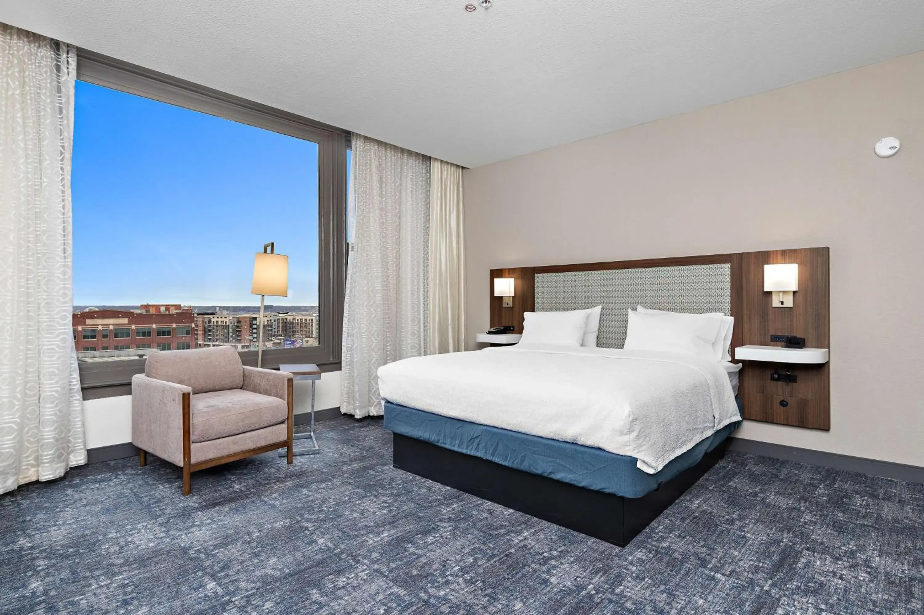 Bed in Hampton Inn By Hilton Kansas City Downtown Financial District, MO