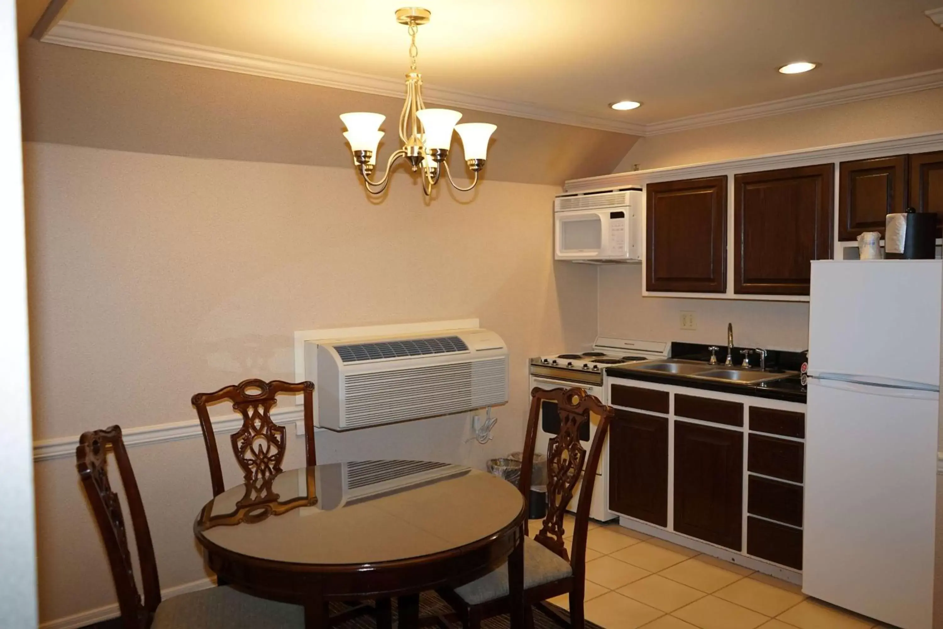 Photo of the whole room, Dining Area in Wingate by Wyndham Bellingham Heritage Inn