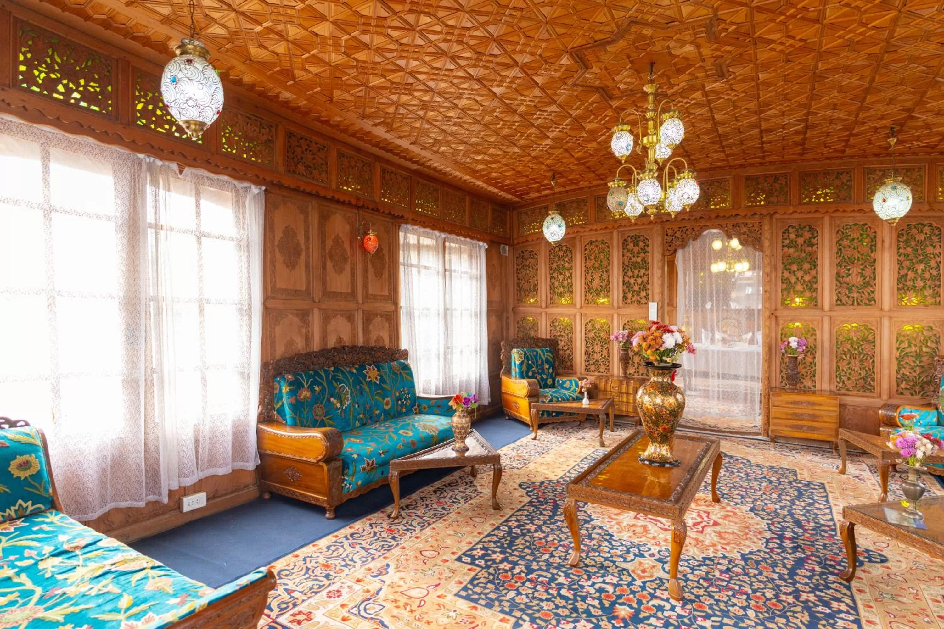Living room in Wangnoo Heritage Houseboats