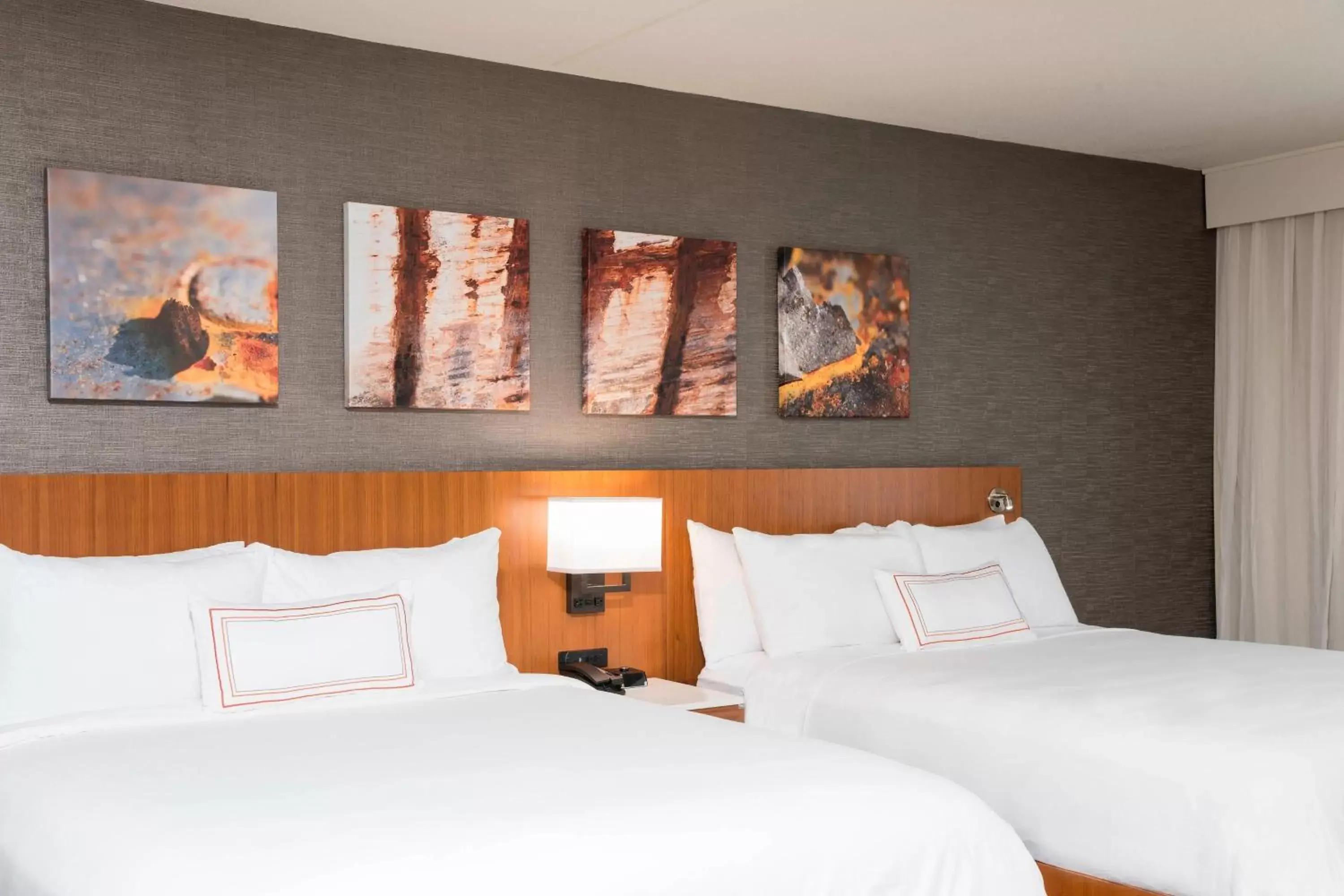 Bedroom, Bed in Delta Hotels by Marriott Grand Rapids Airport