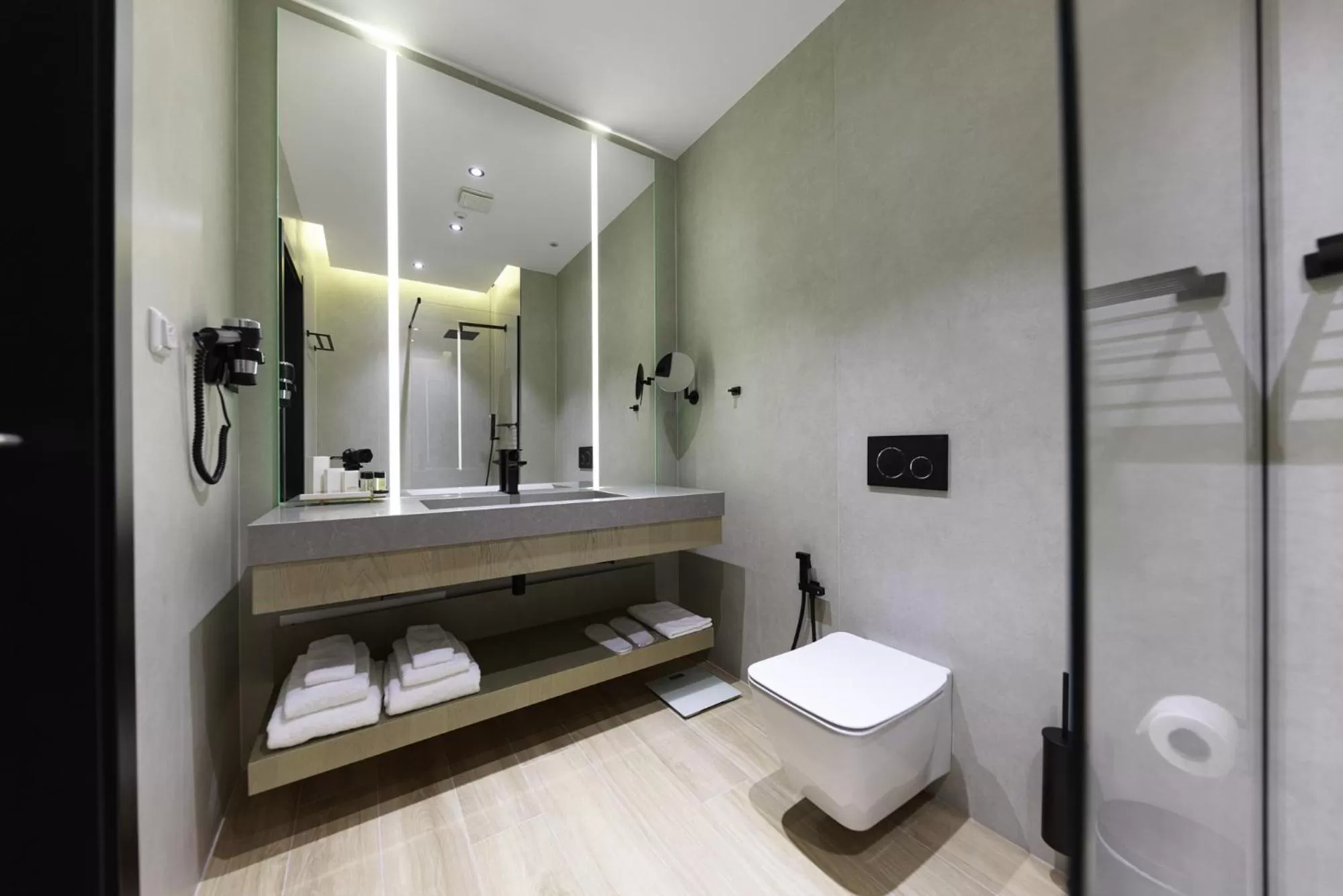 Shower in Hotel Uji Ftohte Tepelene