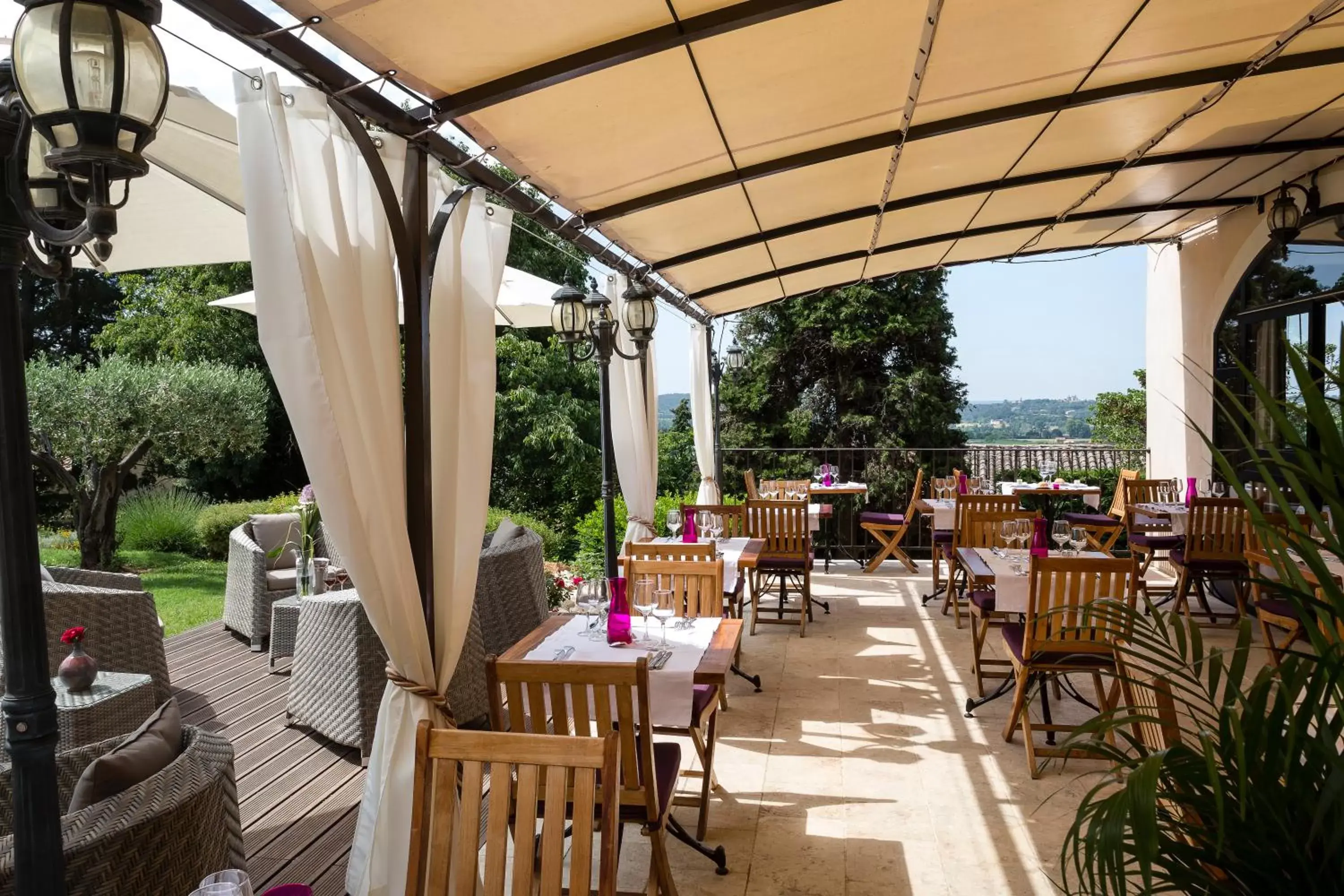 Garden view, Restaurant/Places to Eat in Le Clos De Pradines