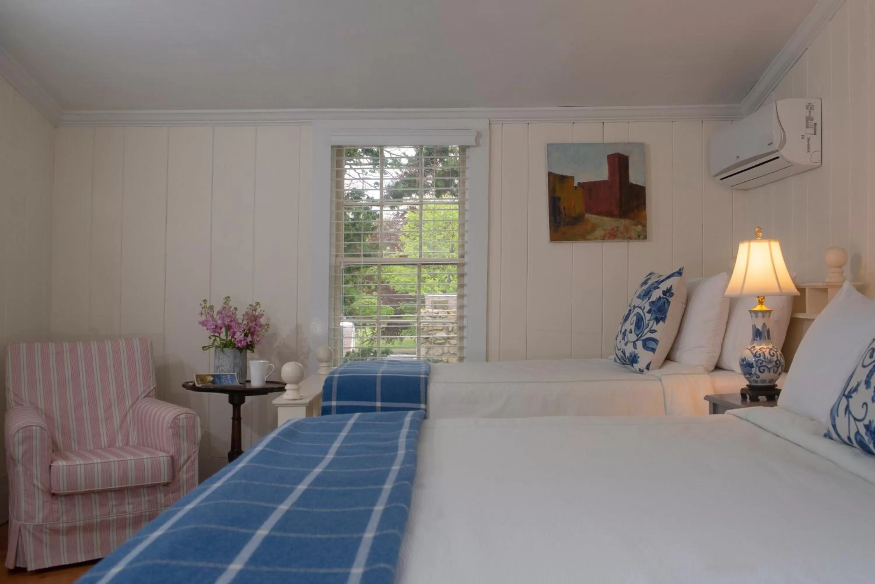 Bedroom, Bed in Village Inn