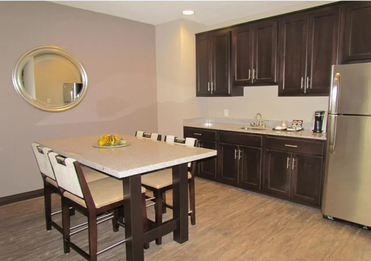 Dining area, Kitchen/Kitchenette in Hotel at Batavia Downs