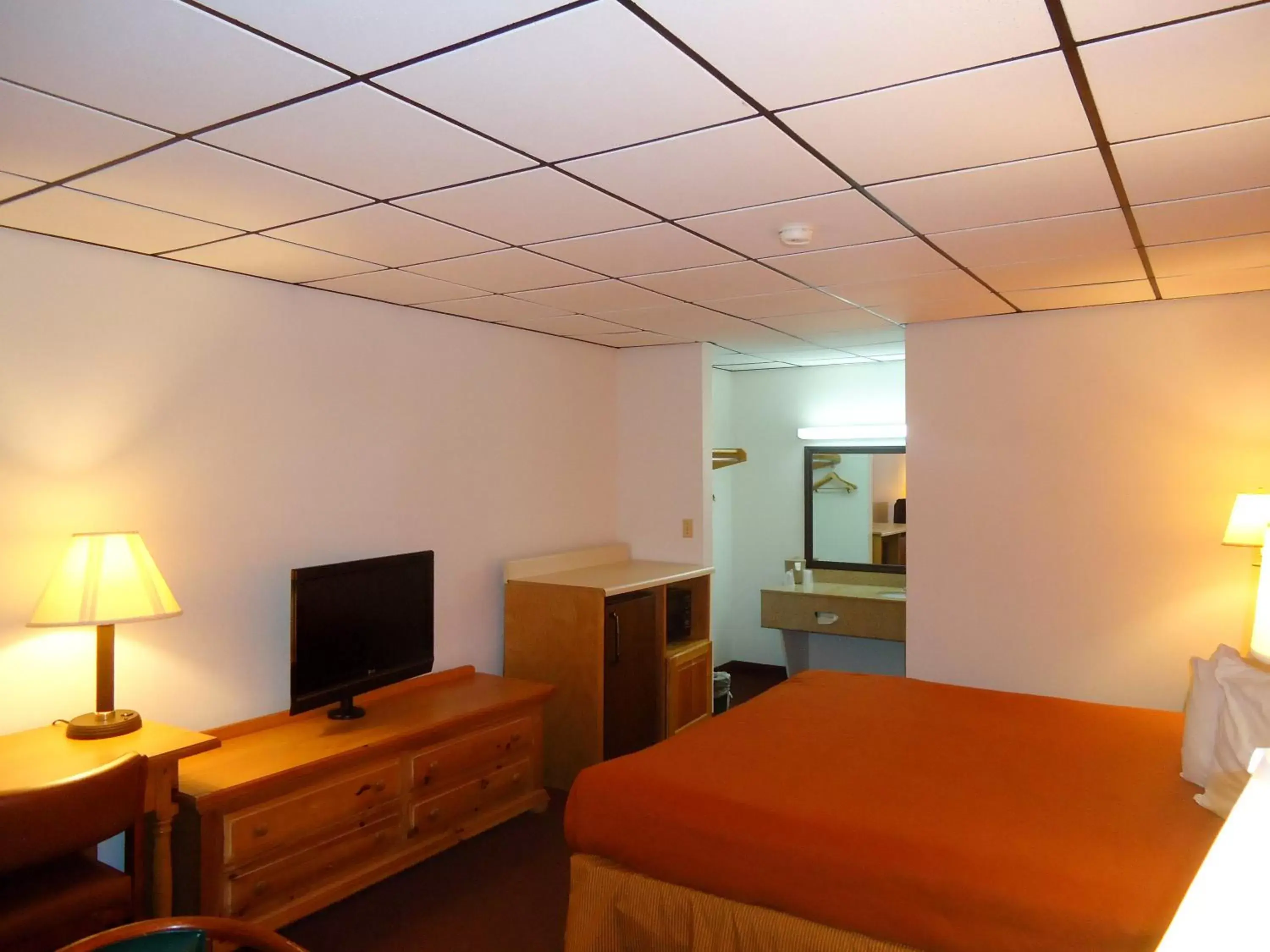 Bedroom, TV/Entertainment Center in Motel 6-Clarksville, TN