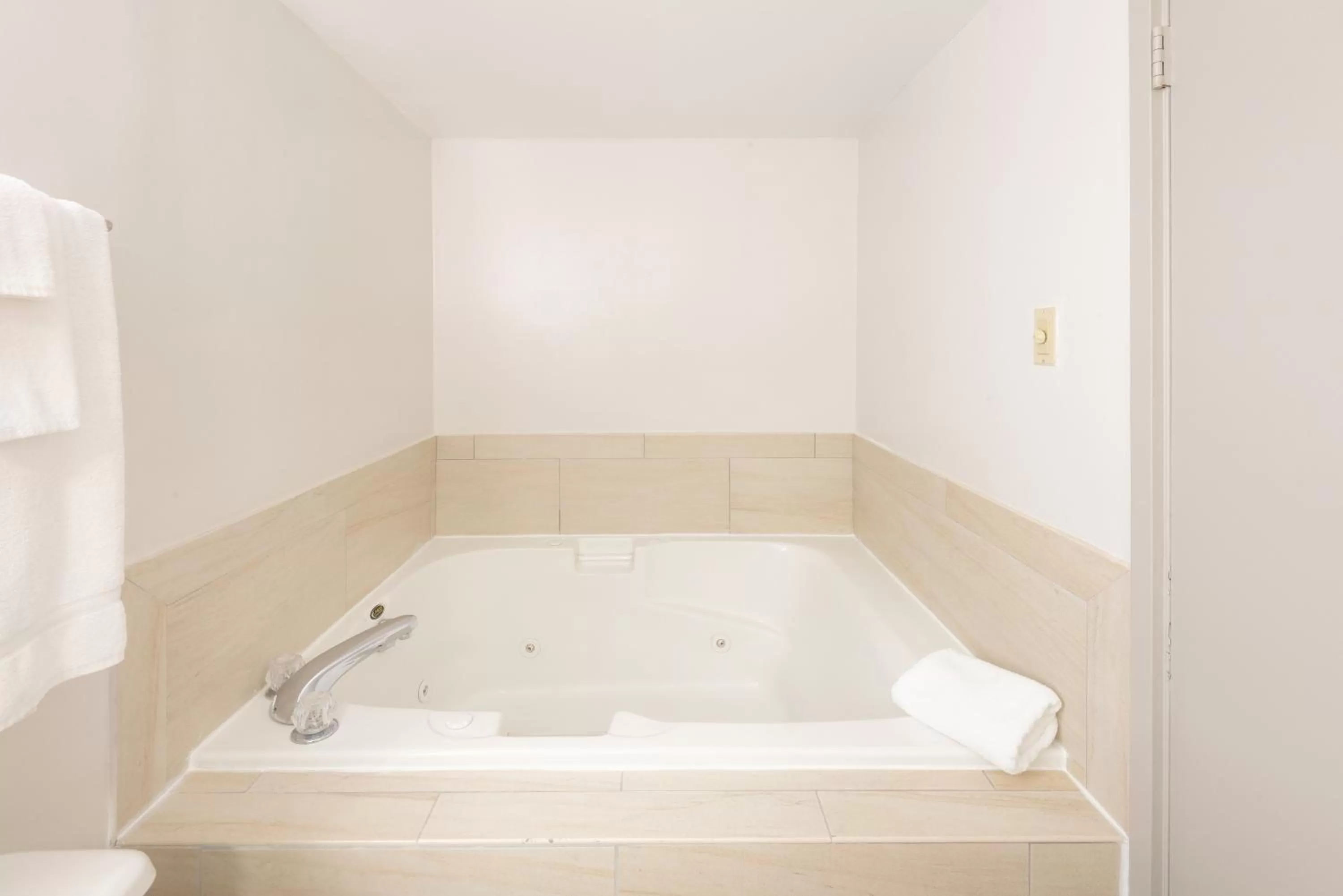 Hot Tub in Holiday Inn Express Philadelphia NE-Bensalem by IHG